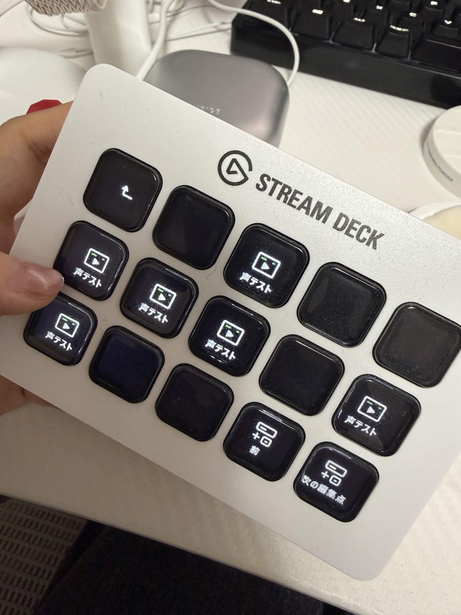 FurukawaMirin's tweet photo. この動画どうやってるの？とよく聞かれるので解説
claudecodeとcodex使用
まずもう一人の私を作ってみたいと思い
膨大な配信アーカイブ等を見せ、口癖やテンポ感を覚えてもらう。
その後は私の声を覚えてもらうべく大量の台本を読んで録音。ローカルで100周学習させみりんボイスモデル完成。
３Dモデルを通して音声でリップシンクする設定を組む。
理想は私の質問にその場で自動で答えてくれることですが、今回は事前に返答の音声ファイルを作り、ボタンで喋らせる方式に。こっそり手元で押してます。

最後に私をちょっとバカにする事言ってと伝えたら「この動画はボタンを押して音声再生してるよ、ガンバレー」とAIによるシンギュラリティちっくな事が起き綺麗にオチができました、ということです。
全然仕事にならないAIの使い方です。