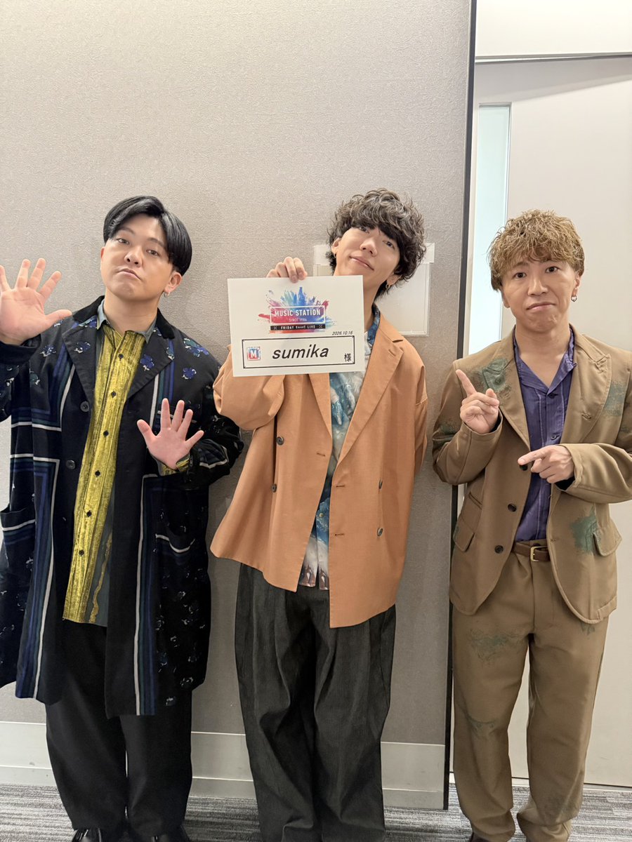 Mst_com's tweet photo. 【#Mステ 放送中】 ⠀ 

このあとはsumika👏 ⠀ 

TV初披露！ 
話題のアニメOPテーマ 
「エンバートーチ」🪄🗡️ ⠀ 

💬コメント 
🏠片岡さん「何度失敗しても『きっと人生はやり直せる』というメッセージを伝えたいのですが、生放送で歌詞が飛んだらやり直せないので、すごく頑張ります」 
⠀ 
🏠荒井さん「自分たちでも納得できるいい曲に仕上がっていると思います」 ⠀ 

🏠小川さん「前衛的なストリングスが全面に出ながらも、バンド感溢れる楽曲になっています！」 ⠀ 

#ウラステ 楽屋前で☺️👐📷✨