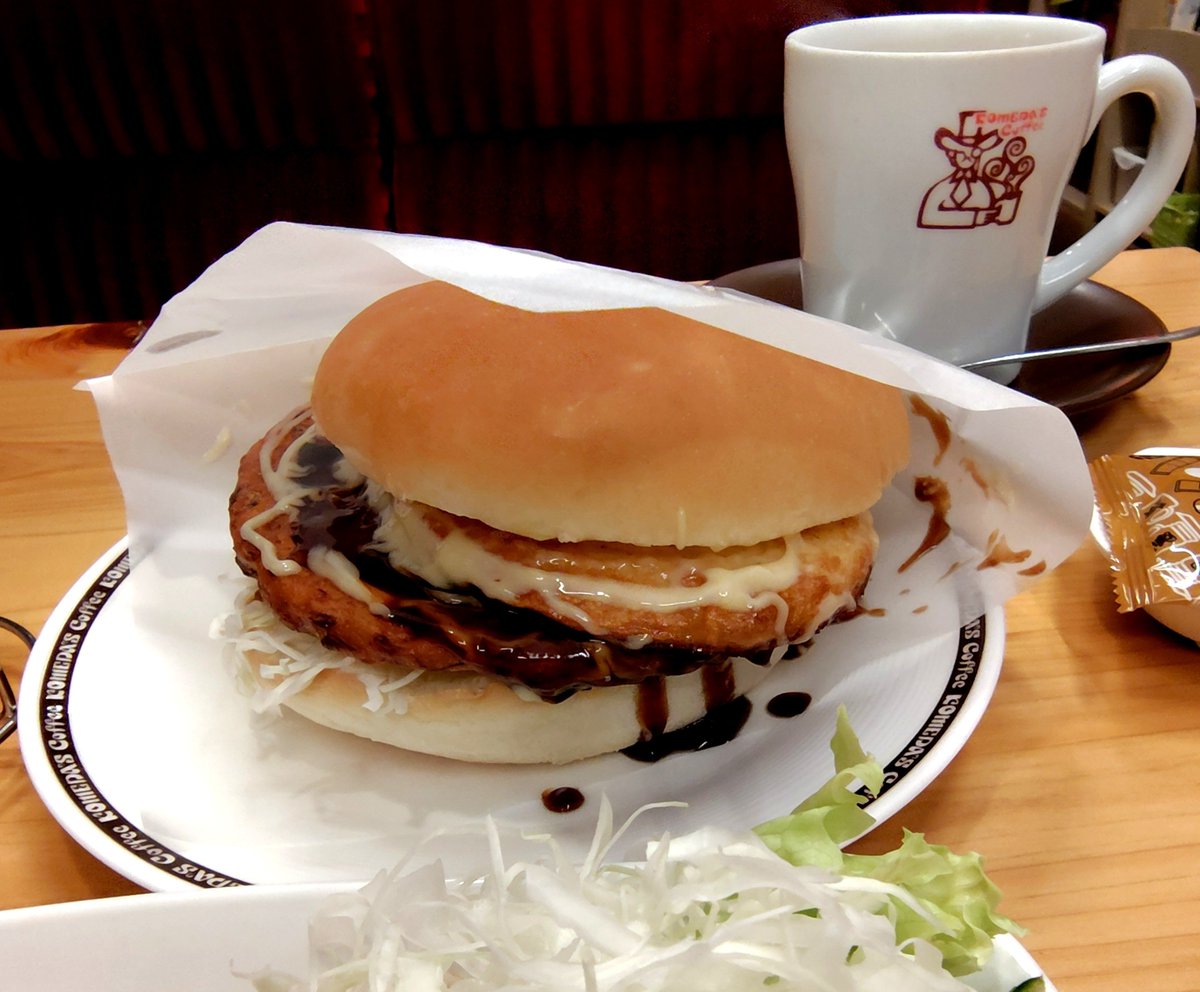 yukihawk777's tweet photo. コメダでお好み焼きバーガーを食べました。お好み焼きがバンズに挟まってお好み焼き味のハンバーガーでした。 https://t.co/r5iWV9KY3v