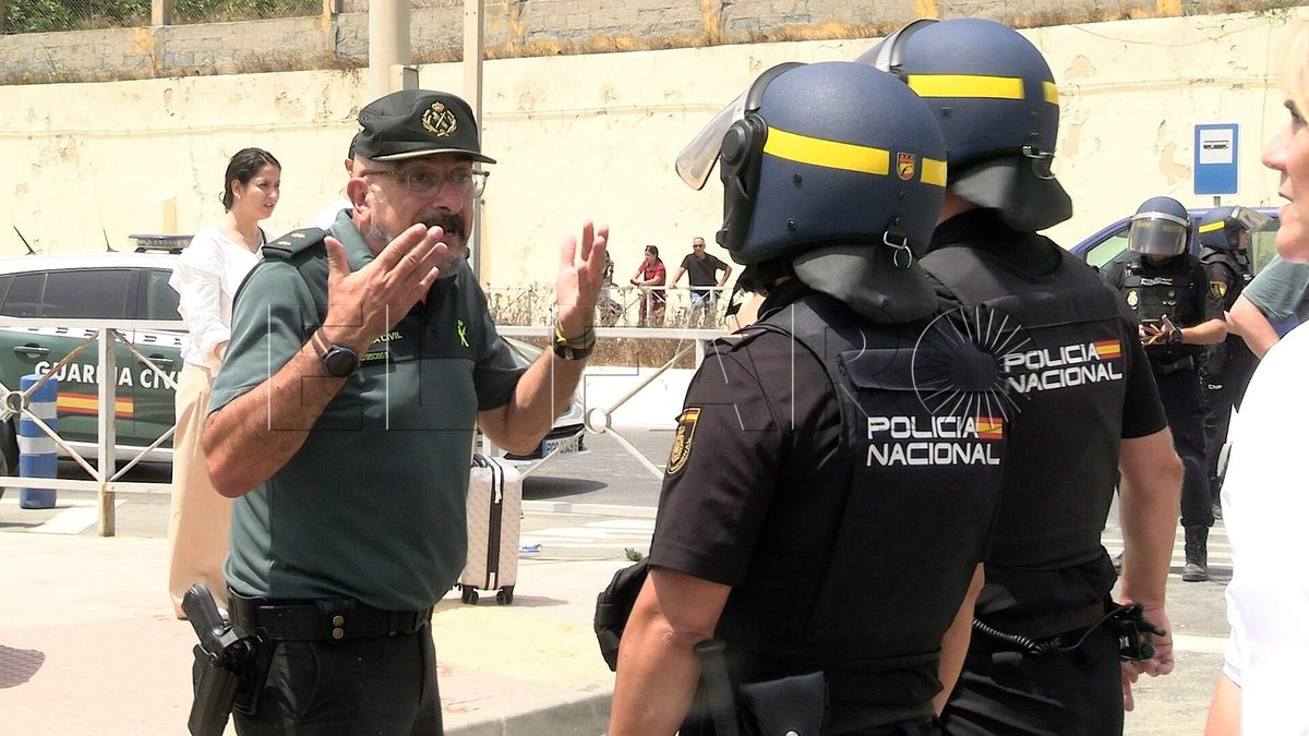PlinioElGuapo's tweet photo. Resulta que ya sabemos quien abrió la frontera... LA GUARDIA CIVIL

Hubo enfrentamientos entre mandos de GCivil, que querían abrir para evitar montoneras y mandos de Policía Nacional, que llegaron a cerrar la puerta y esconder la llave.

Al final, la puerta abierta durante horas https://t.co/BG8JNb2Mzz