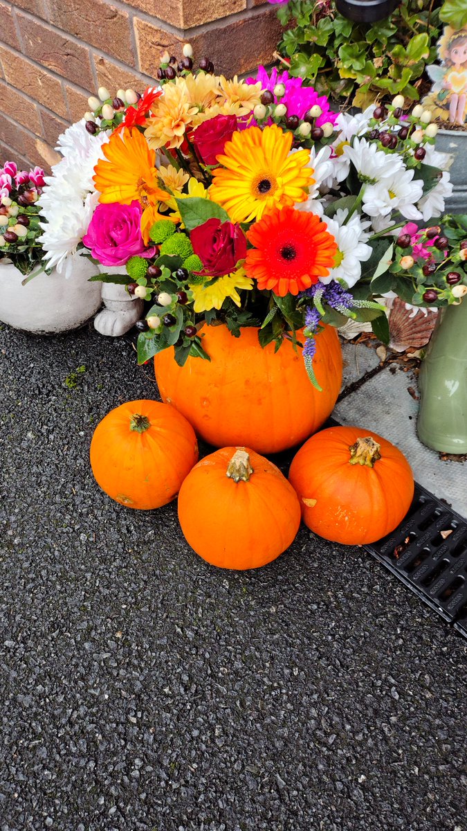Nature_Lens1's tweet photo. I made these yesterday kept one, gave one away.  #pumpkinart #floralart https://t.co/esu8ScpHwm
