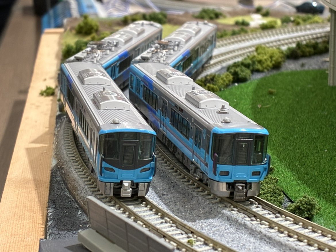 IRishikawa0314's tweet photo. 鉄道フェスタまであと1日🚃🌈

今年も当社の鉄道模型部隊が任務を遂行🫡
渾身のジオラマ、製作中。

ＩＲいしかわ鉄道５２１系プラレールも社員お手製✨

毎年、驚きの完成度☝️

金沢駅（観光案内所内）、ジオラマ&amp;運転体験ブースでお待ちしてます🦸✨ https://t.co/hntEY2Mqev