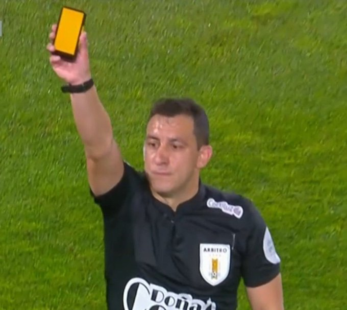 portalmvd's tweet photo. LA AUF PROBÓ UNA TARJETA VIRTUAL EN EL PARTIDO ENTRE NACIONAL Y RENTISTAS

El árbitro Eduardo Varela utilizó una tablet con pantalla amarilla para amonestar a un jugador de Rentistas en el Gran Parque Central. Fue la primera prueba de esta tecnología en un partido, aunque el color resultó difícil de distinguir desde lejos.

El dispositivo busca sustituir las tarjetas tradicionales y registrar en tiempo real amarillas, rojas, cambios y penales. La información llegará directamente a los sistemas de la AUF, sin necesidad de usar papel ni conexión wifi.

(+) en Montevideo Portal: https://t.co/4sxqhhycxM

Foto: Arbitraje Uruguayo