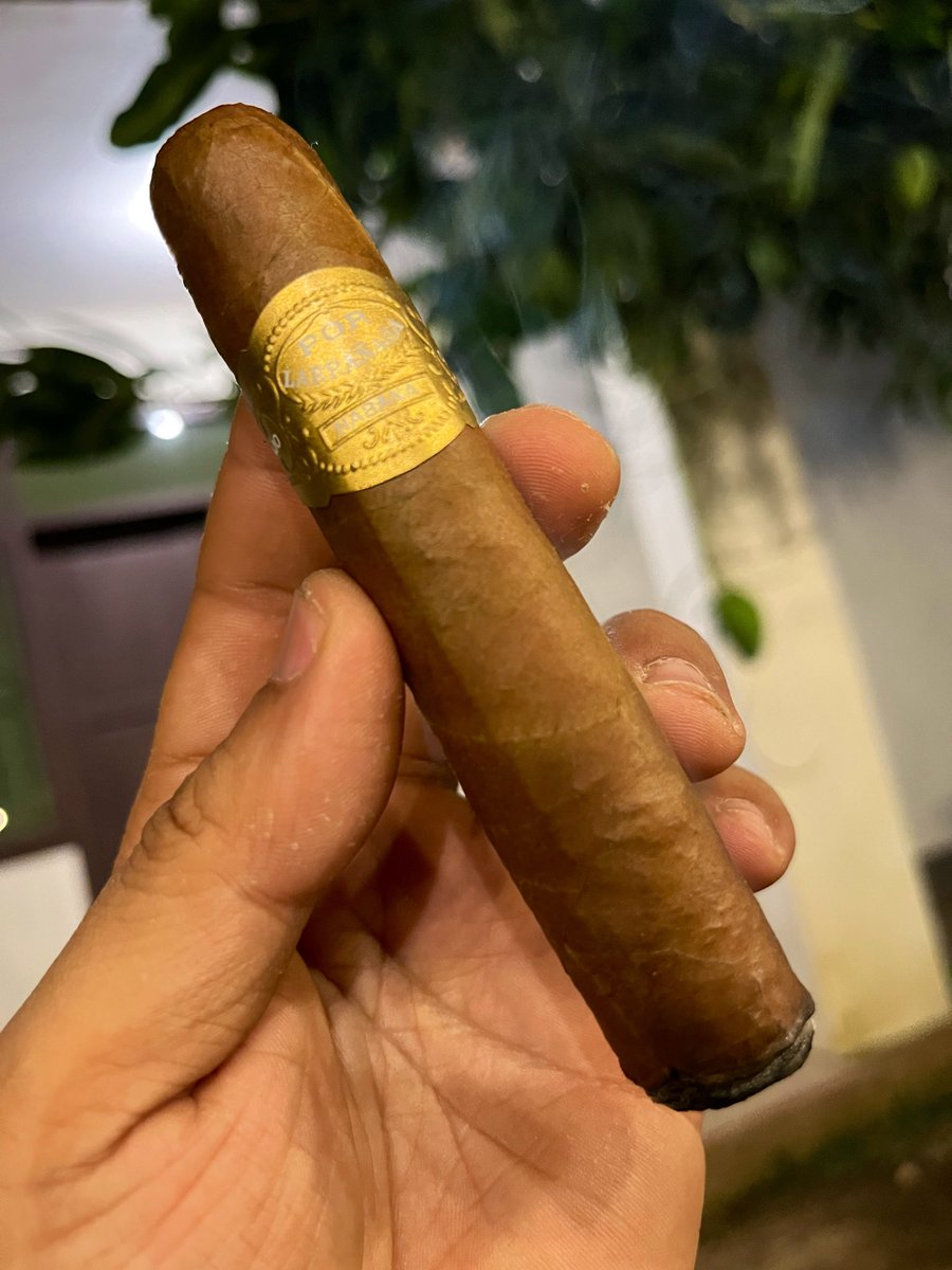MCD192969's tweet photo. Por Larranaga🇨🇺
Galanes
RG52 x 120mm
Happy weekend from Southeast asia🌏🔥
#cigars
#葉巻
#habanos https://t.co/u2mkNERbYE