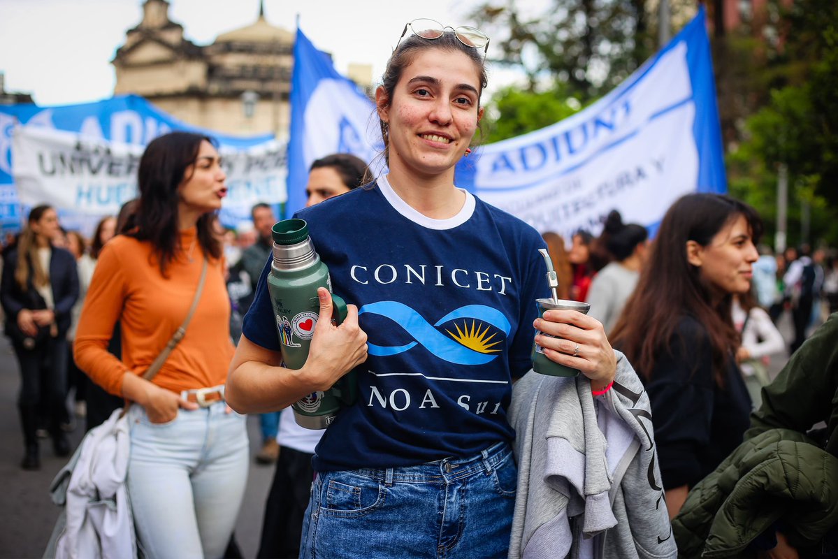 gabiyedlin's tweet photo. Ayer se realizó la Marcha Federal Universitaria para defender una conquista de nuestra Argentina: la educación pública, gratuita y de calidad. El Estado debe garantizarla. Hay una Ley de Financiamiento Universitario y Milei tiene la obligación de cumplirla. #MileiCumplíLaLey https://t.co/FdIcKz6vtG