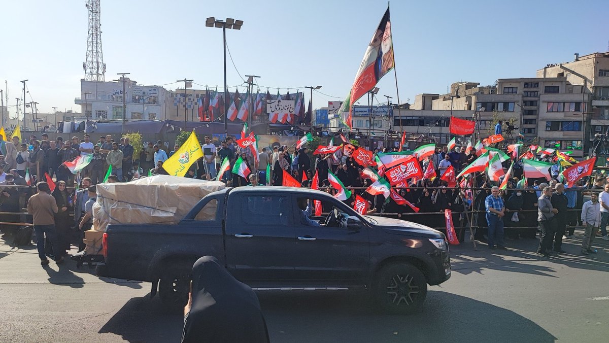Ali2g8xy's tweet photo. با رزمایش ۳۱۳ هزار بسته معیشتی و جهیزیه، باز هم معنای واقعی «در کنار همیم» تفسیر شد. 💪

#از_بعثت_تا_مواسات https://t.co/NObccmsgY3
