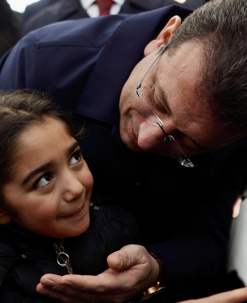 ozguraltuncu's tweet photo. SALONDAKİLERİ AĞLATAN SÖZLER…

Silivri’den canlı..

Ekrem İmamoğlu:

“Aramızda sekreterler yattı, makam şoförleri yattı, zabıta memurları yattı. Suç örgütü üyesi dediler insanlara. Hayatında direksiyondan başka bir şey görmemiş kişiye suç örgütü üyesi dediler ya. Ve her birinin kapısı var. Ve her birinin bir kapısı var. O kapı sabaha karşı çalındı, çocuk uyandı, kapıda polisi gördü. Annesi o sabahtan beri uyuyamıyor. Bu çocuklar artık uyuyamıyor. Eve polis baskın yaptı. Mini minnacık çocuk elindeki oyuncakla polise vurmaya başladı artık biliyor musunuz Sayın Başkan, Sayın Heyet? Elindeki oyuncakla polise vuruyor. Benim polisime. 

Kim için? Makamını terk etmek istemeyen birisinin onun yol ve yöntemlerini uygulama biçimini kendince geliştirmiş bir avuç muhterisin hukuksuz tutum ve tavırları için.

Okulun ilk günü babasının elini tutamayan çocuklar var. Mezuniyetini göremeyen babalar var. Bayram sofrasında, sahurda, iftarda boş kalan masalar, sandalyeler var. Görüş gününü takvimde işaretleyip bütün haftasını o 1 saate göre yaşayan eşler var. Hatta o 1 saate göre program yapıp o gün oraya gidecekken oradaki kişinin alınıp başka bir hapishaneye sürüldüğünü, 600 kilometre öteye gittiğini gören anneler, babalar var 80 yaşında, 90 yaşında. Şu anda onlar burada. Aylarca tutuklu yargılanan insanlar var. Sonra savcılık koşturmaya yer yoktur dedi. Yargılamaya gerek görmediği insanlar var. Bak Aziz İhsan Aktaş dosyası. Utanç verici ya. Utanç verici ya. Geleceğin ikisinde de burada izlerken dedim ki ben ne izliyorum ya? Ben ne izliyorum ya?
 
Yeni bir delil yok Sayın Başkanım. Sayın Heyet yeni bir gelişme yok. Aynı dosya, aynı iddia. Uyduracaksa birileri uydurur. Uydurmanın sonu yok, kaydırmanın sonu yok, beyanın sonu yok, eklemenin sonu yok. Dün tutuklamayı gerektiren neydi? Bugün tahliyeyi gerektiren ne? Tutuklama istisnadır. Kanun bunu açıkça yazar. Kaçma şüphesi olacak, delil karartma ihtimali olacak. Bir zabıta memuru nereye kaçacak Allah aşkına? Siz o kaçacak kişilerin hesabını 4 aydır 2,5 milyar koyanda görün. Buradaki insanların gideceği yer belli.

( tutuklu yakınları başta, salondaki birçok kişi gözyaşlarını tutamadı)