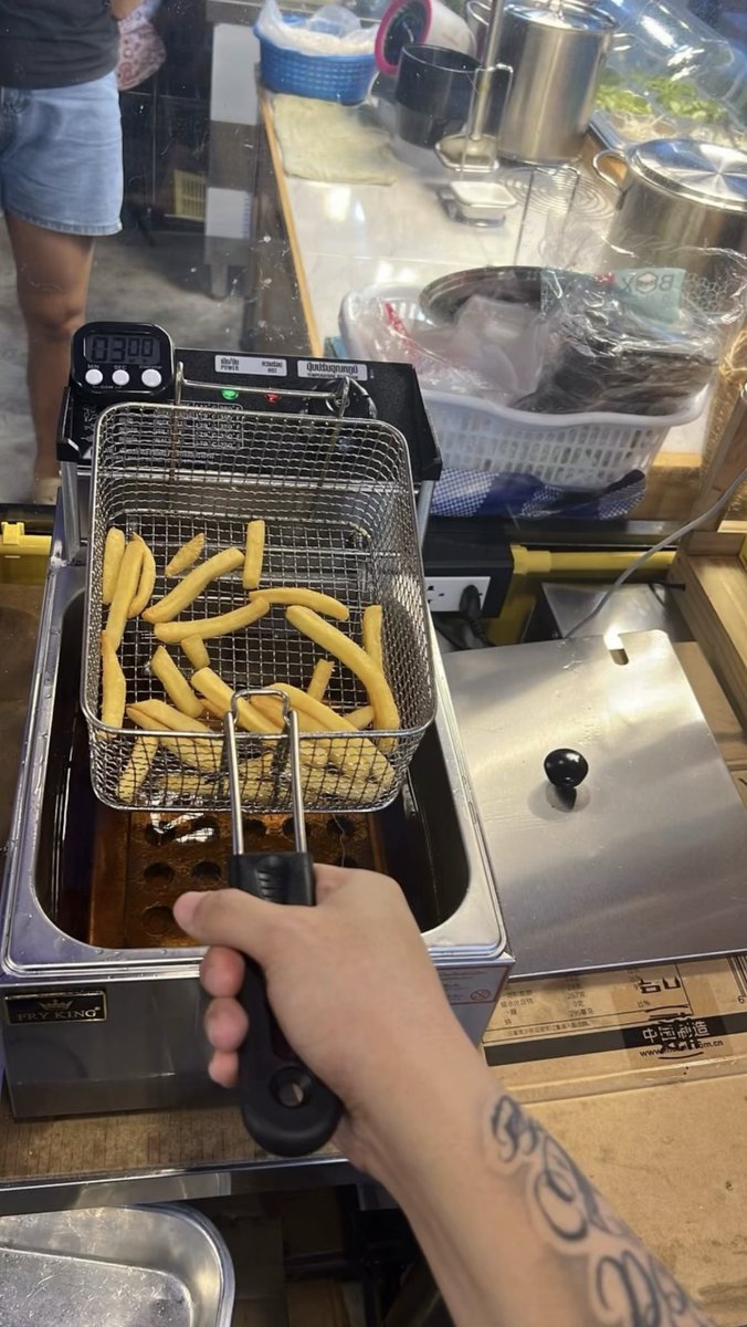 nomxr9's tweet photo. รับเฟรนฟรานแถมพ่อค้ามั้ยจั๊ฟ 🍟
#rtxxdm #rtxxdem https://t.co/Yfhf7Adrks