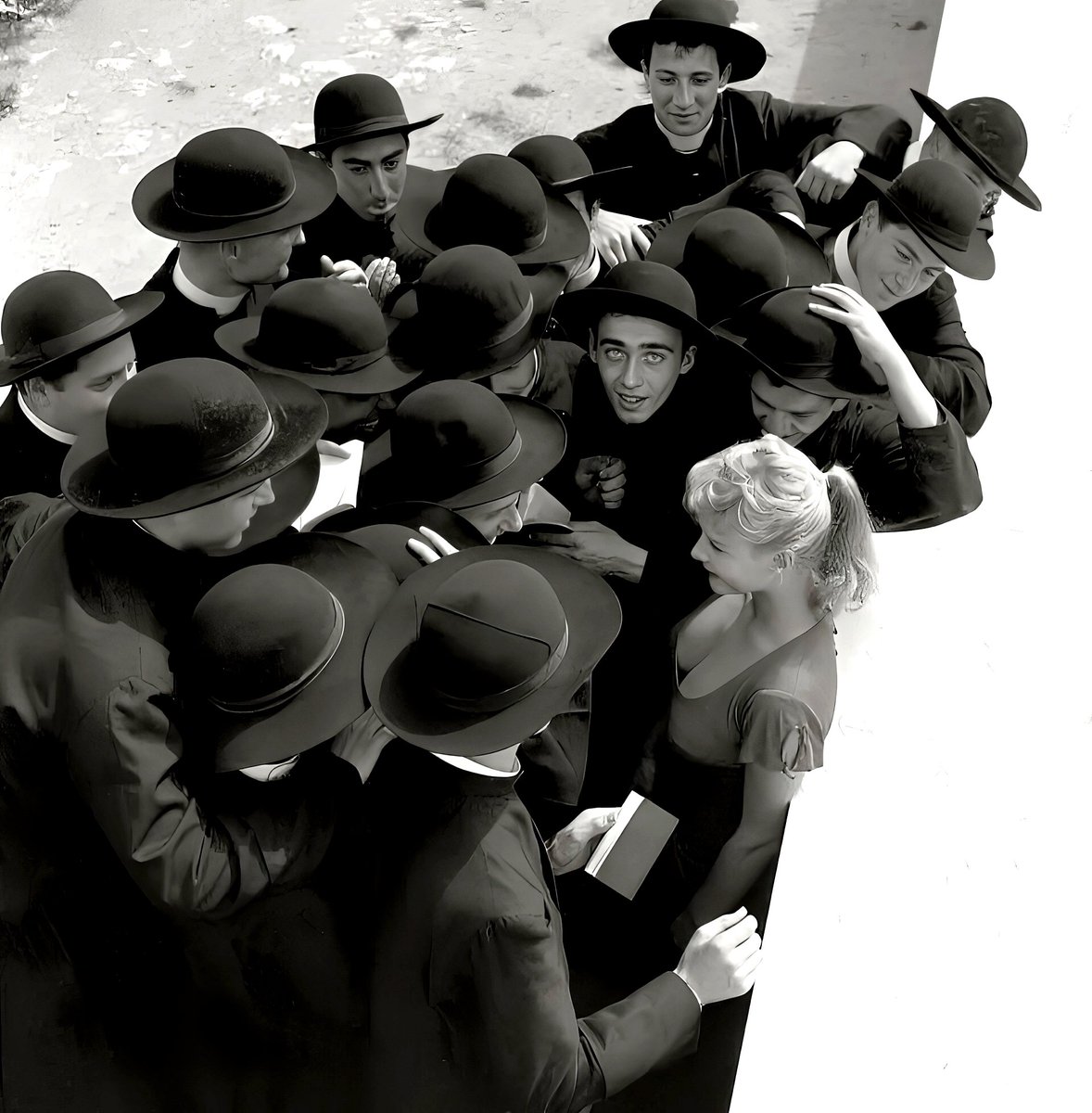 cameralab21's tweet photo. Pierluigi Praturlon - l'actrice italienne Marisa Allasio (21 ans) entourée d'un groupe de jeunes séminaristes en formation et de prêtres portant le chapeau traditionnel (cappello romano) qui semblent tous hypnotisés par sa présence - Rome 1957 https://t.co/kDfRjY8oGZ