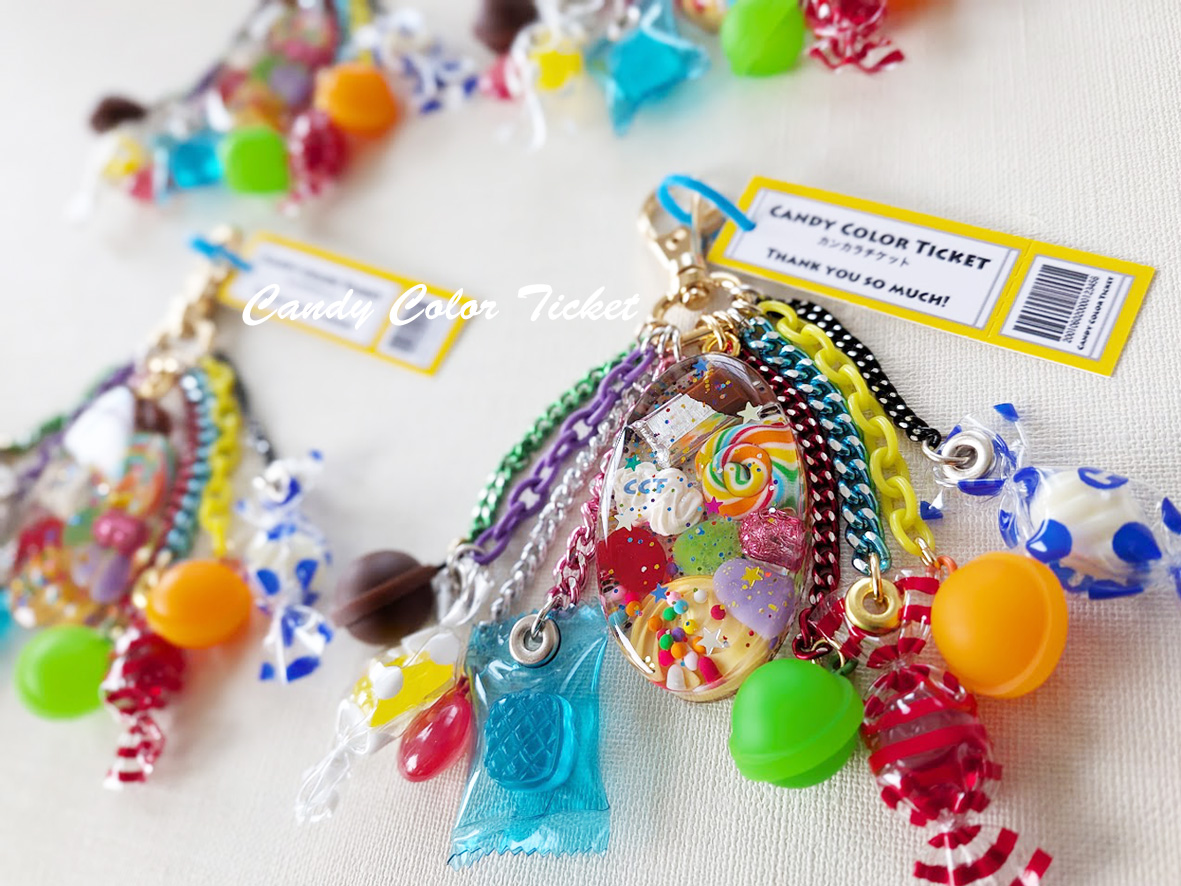 CANDYCOLORTICKE's tweet photo. 【Webshopのお知らせ】
 『オーバルじゃら付けチャーム 』出来ました😃 
Mサイズのオーバルレジンにパーツじゃら付けしました。明日10月17日（土）夜8時〜Webshopに追加します。 

 そして他にいつもの『丸大レジン〜 』も明日追加します😋こちらは全て一点物😍  

☆Webshop→ https://t.co/xGlqTTbx69