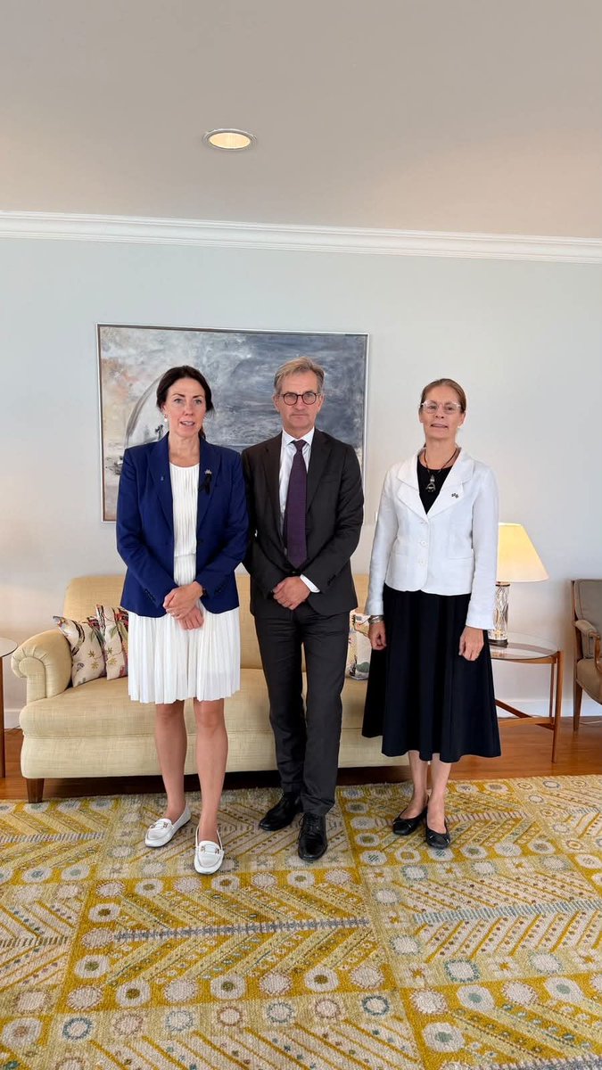 SwedeninTH's tweet photo. Connecting perspectives on Asia’s economic outlook (English below)

ท่ามกลางพัฒนาการทางเศรษฐกิจและภูมิรัฐศาสตร์ที่ส่งผลต่อทิศทางเศรษฐกิจโลก การแลกเปลี่ยนความคิดเห็นและมุมมองจากผู้เชี่ยวชาญในภูมิภาคมีความสำคัญอย่างยิ่งต่อการทำความเข้าใจความท้าทายและโอก��สที่กำลังจะเกิดขึ้น

วันนี้ สถานเอกอัครราชทูตสวีเดนประจำประเทศไทยได้จัดงานเลี้ยงอาหารกลางวัน ณ ทำเนียบเอกอัครราชทูตสวีเดน โดยมีนาย Erik Thedéen ผู้ว่าการธนาคารกลางสวีเดน (Riksbank) พร้อมด้วยนักเศรษฐศาสตร์และนักวิชาการชาวไทย ร่วมแลกเปลี่ยนความคิดเห็นเกี่ยวกับแนวโน้มเศรษฐกิจเอเชียและพลวัตทางภูมิรัฐศาสตร์ในภาพรวมที่ส่งผลต่อภูมิภาค

สถานเอกอัครราชทูตฯ ขอขอบคุณ ดร. นพ���ุจ จินดาสมบัติเจริญ นักวิชาการจากสถาบันวิจัยเพื่อการพัฒนาประเทศไทย (TDRI) และ ดร. พิพัฒน์ เหลืองนฤมิตชัย กรรมการผู้จัดการ และหัวหน้านักเศรษฐศาสตร์ กลุ่มธุรกิจการเงินเกียรตินาคินภัทร เป็นอย่างยิ่ง สำหรับการแบ่งปันความรู้ ความเชี่ยวชาญ และมุมมองอันเป็นประโยชน์

การแลกเปลี่ยนความรู้และมุมมองข้ามพรมแดนช่วยกระชับความสัมพันธ์ระหว่างสวีเดนกับไทย พร้อมทั้งเปิดมุมมองและเสริมสร้างความเข้าใจต่อเศรษฐกิจโลกให้ก���้างขวางยิ่งขึ้น 
-------------------------------
As economic and geopolitical developments continue to shape the global outlook, dialogue and regional perspectives are essential to understanding the challenges and opportunities ahead.

Today, the Embassy of Sweden in Bangkok hosted a lunch at the Swedish Ambassador’s Residence, bringing together Mr Erik Thedéen, Governor of the Central Bank of Sweden (Riksbank), and Thai economists and researchers for an insightful discussion on Asia’s economic outlook and the wider geopolitical dynamics influencing the region.

Our sincere thanks to Dr Nopparuj Chindasombatcharoen, Research Fellow at the Thailand Development Research Institute (TDRI), and Dr Pipat Luengnaruemitchai, Managing Director and Chief Economist at Kiatnakin Phatra Financial Group, for sharing their valuable expertise and perspectives.
Sharing knowledge and perspectives across borders helps strengthen connections between Sweden and Thailand and broaden our understanding of the global economy.
