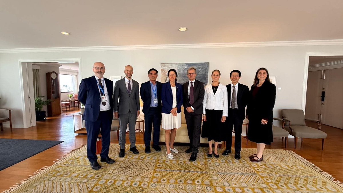 SwedeninTH's tweet photo. Connecting perspectives on Asia’s economic outlook (English below)

ท่ามกลางพัฒนาการทางเศรษฐกิจและภูมิรัฐศาสตร์ที่ส่งผลต่อทิศทางเศรษฐกิจโลก การแลกเปลี่ยนความคิดเห็นและมุมมองจากผู้เชี่ยวชาญในภูมิภาคมีความสำคัญอย่างยิ่งต่อการทำความเข้าใจความท้าทายและโอก��สที่กำลังจะเกิดขึ้น

วันนี้ สถานเอกอัครราชทูตสวีเดนประจำประเทศไทยได้จัดงานเลี้ยงอาหารกลางวัน ณ ทำเนียบเอกอัครราชทูตสวีเดน โดยมีนาย Erik Thedéen ผู้ว่าการธนาคารกลางสวีเดน (Riksbank) พร้อมด้วยนักเศรษฐศาสตร์และนักวิชาการชาวไทย ร่วมแลกเปลี่ยนความคิดเห็นเกี่ยวกับแนวโน้มเศรษฐกิจเอเชียและพลวัตทางภูมิรัฐศาสตร์ในภาพรวมที่ส่งผลต่อภูมิภาค

สถานเอกอัครราชทูตฯ ขอขอบคุณ ดร. นพ���ุจ จินดาสมบัติเจริญ นักวิชาการจากสถาบันวิจัยเพื่อการพัฒนาประเทศไทย (TDRI) และ ดร. พิพัฒน์ เหลืองนฤมิตชัย กรรมการผู้จัดการ และหัวหน้านักเศรษฐศาสตร์ กลุ่มธุรกิจการเงินเกียรตินาคินภัทร เป็นอย่างยิ่ง สำหรับการแบ่งปันความรู้ ความเชี่ยวชาญ และมุมมองอันเป็นประโยชน์

การแลกเปลี่ยนความรู้และมุมมองข้ามพรมแดนช่วยกระชับความสัมพันธ์ระหว่างสวีเดนกับไทย พร้อมทั้งเปิดมุมมองและเสริมสร้างความเข้าใจต่อเศรษฐกิจโลกให้ก���้างขวางยิ่งขึ้น 
-------------------------------
As economic and geopolitical developments continue to shape the global outlook, dialogue and regional perspectives are essential to understanding the challenges and opportunities ahead.

Today, the Embassy of Sweden in Bangkok hosted a lunch at the Swedish Ambassador’s Residence, bringing together Mr Erik Thedéen, Governor of the Central Bank of Sweden (Riksbank), and Thai economists and researchers for an insightful discussion on Asia’s economic outlook and the wider geopolitical dynamics influencing the region.

Our sincere thanks to Dr Nopparuj Chindasombatcharoen, Research Fellow at the Thailand Development Research Institute (TDRI), and Dr Pipat Luengnaruemitchai, Managing Director and Chief Economist at Kiatnakin Phatra Financial Group, for sharing their valuable expertise and perspectives.
Sharing knowledge and perspectives across borders helps strengthen connections between Sweden and Thailand and broaden our understanding of the global economy.