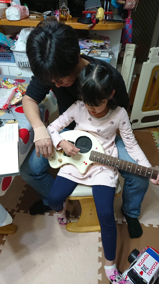 katakataphd's tweet photo. JAM AKIHABARAで昼食。
懐かしい友人との会話。
ギタリストとの出会い。
美味いブレンド珈琲。
出張帰りの幸福な時間。
娘とzo-3を弾いている写真。 https://t.co/8fRdqOMrws