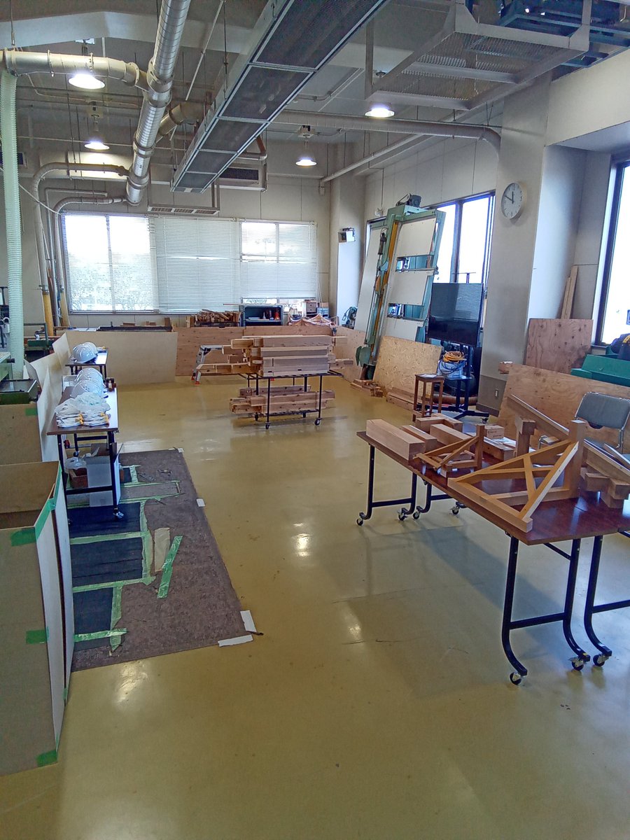 joetsu_techno's tweet photo. 【ものづくり体験教室の準備中🔨✨】
 いよいよ明日開催！
木材や工具、作品の展示など、皆さんに楽しんでいただけるよう、訓練生一同、心を込めて準備中です😊
 木のぬくもりに触れ、ものづくりの楽しさを体験しませんか？🌳🪵
#木造建築 #ものづくり #木工体験 #体験教室 https://t.co/50GCS71DFn