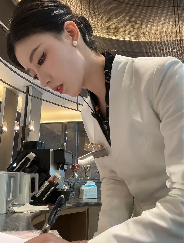kkvidoo's tweet photo. 别老是叫我出去玩，我是做案场的，不是坐老总腿上的，钱来的没那么快。 https://t.co/Ai34htUP5x