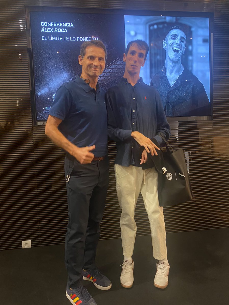 FutbolistasVCF's tweet photo. Este jueves tuvimos el placer de asistir a la conferencia de @alexroca91  en el palco VIP de Mestalla: "El límite lo pones tú". Y es que, todo se puede hacer realidad con esfuerzo, ilusión y siendo positivos; metas que @futbolistasvcf jamás pierde de vista. Amunt! https://t.co/ucx9PCJ9Sa