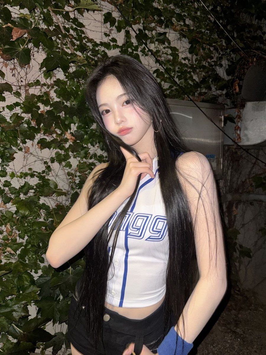 ianjkong's tweet photo. mkay!:9 but the hair really stole the show in these. standing in front of some bushes at night, pretending i'm in a music video. not sure what i'm doing with my hands, but the vibe is right https://t.co/bpdrFbfFLm