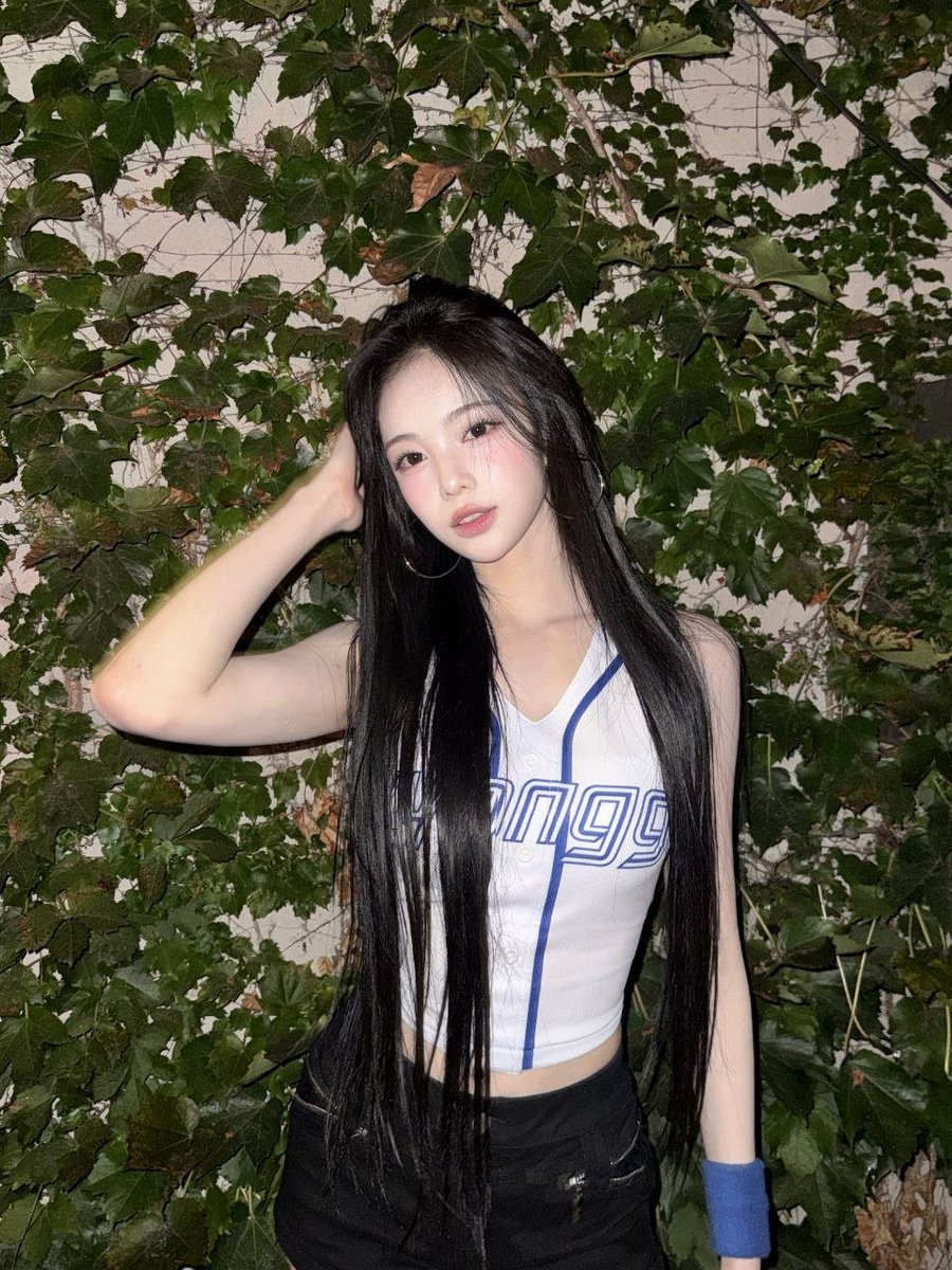 ianjkong's tweet photo. baseball jersey, blue wristband, hair down to who knows where. took these behind a random building at night because the ivy looked cute. i'm not even a sports person, i just like the outfit. cute, a little cocky, and totally unbothered. <8 https://t.co/bpk3OwPS5i