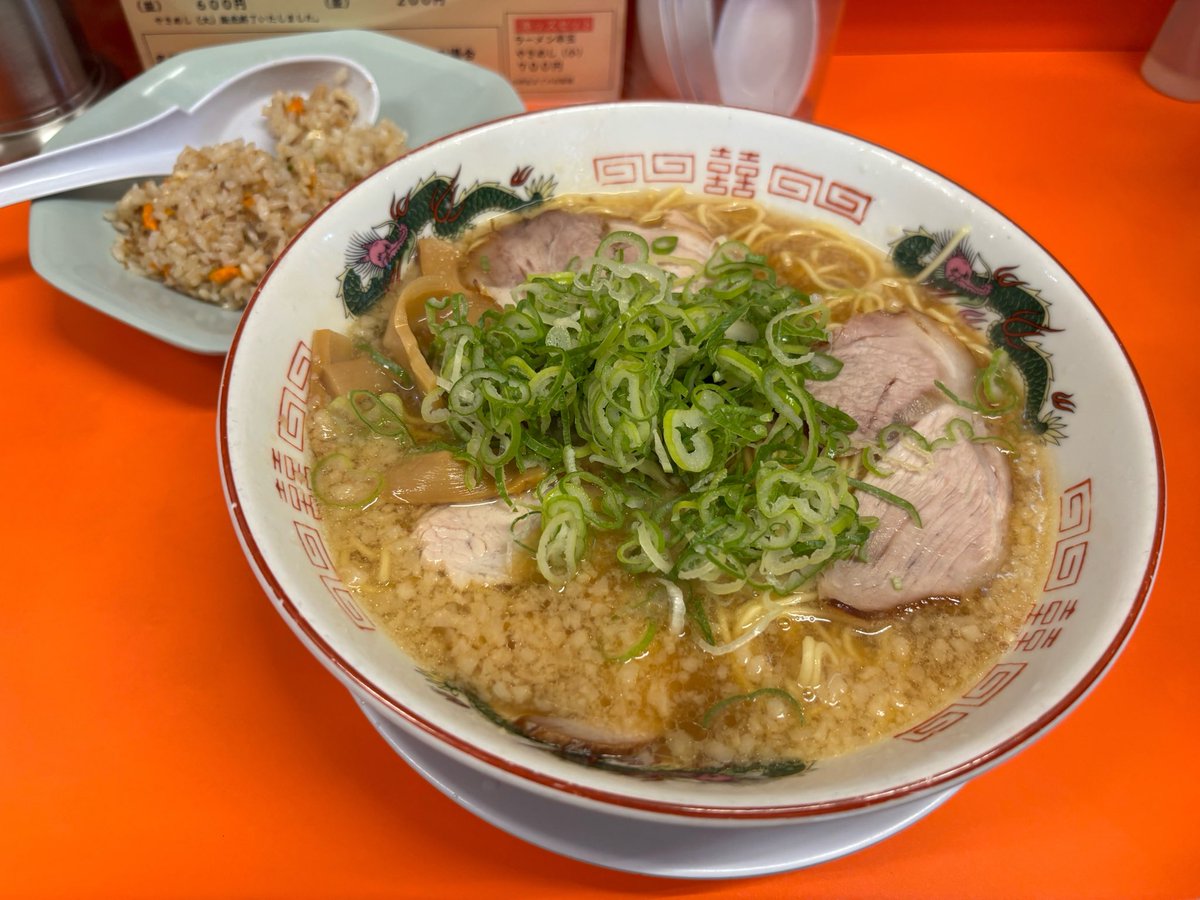 menchikan24's tweet photo. 先々日のお休み
山さんラーメン
醤油ラーメン大　炒飯並をいただきました。
落ち着くお味　美味しい😋
炒飯も懐かしい味　大好き❤
美味しかったです。
ご馳走さまでしたー♪ https://t.co/yf0xELH08u