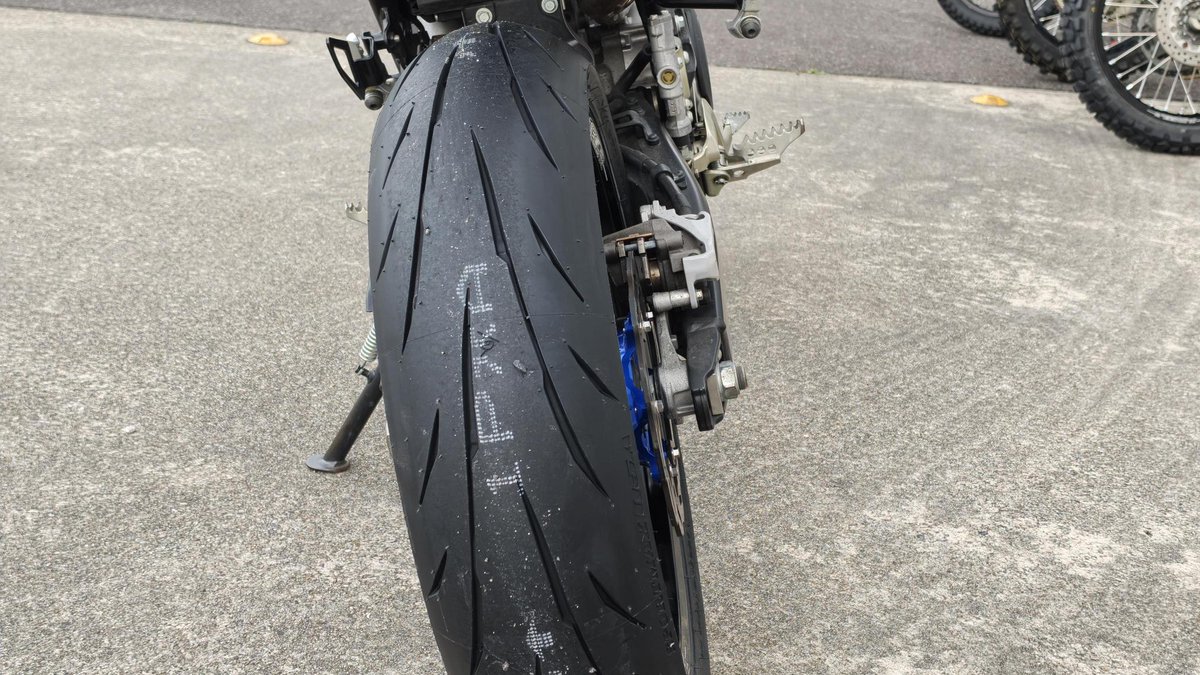 Dirtbikeplus's tweet photo. 今日もモタードホイールのご依頼でウレシイ瀬戸店です🏁

WR250XにZ-WHEELのホイールを装着させて頂きました。
元々モタードの車両ではありますが、色が変わってくすんだスポークなどもピカピカになってイイ感じです😃
タイヤはダンロップのQ5Aで、秋のツーリングが楽しい仕様になっております。 https://t.co/41WnPQW75w