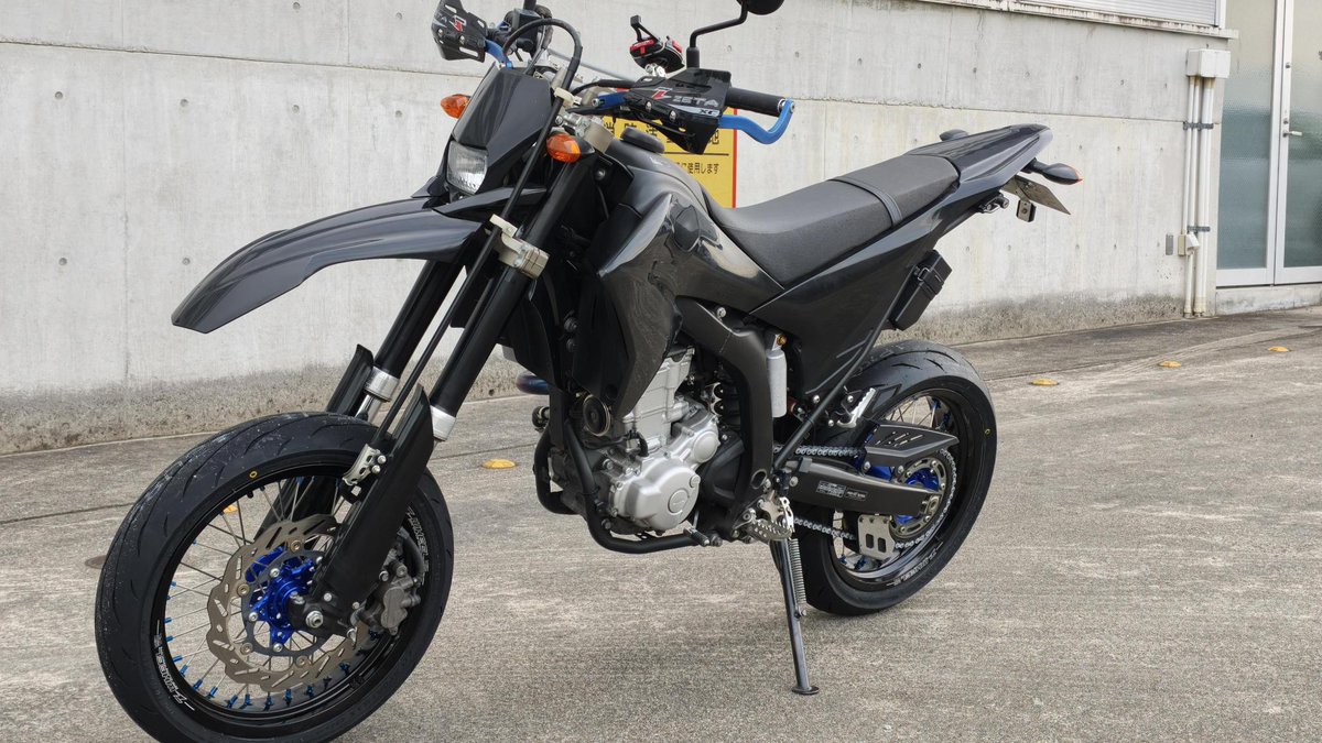 Dirtbikeplus's tweet photo. 今日もモタードホイールのご依頼でウレシイ瀬戸店です🏁

WR250XにZ-WHEELのホイールを装着させて頂きました。
元々モタードの車両ではありますが、色が変わってくすんだスポークなどもピカピカになってイイ感じです😃
タイヤはダンロップのQ5Aで、秋のツーリングが楽しい仕様になっております。 https://t.co/41WnPQW75w