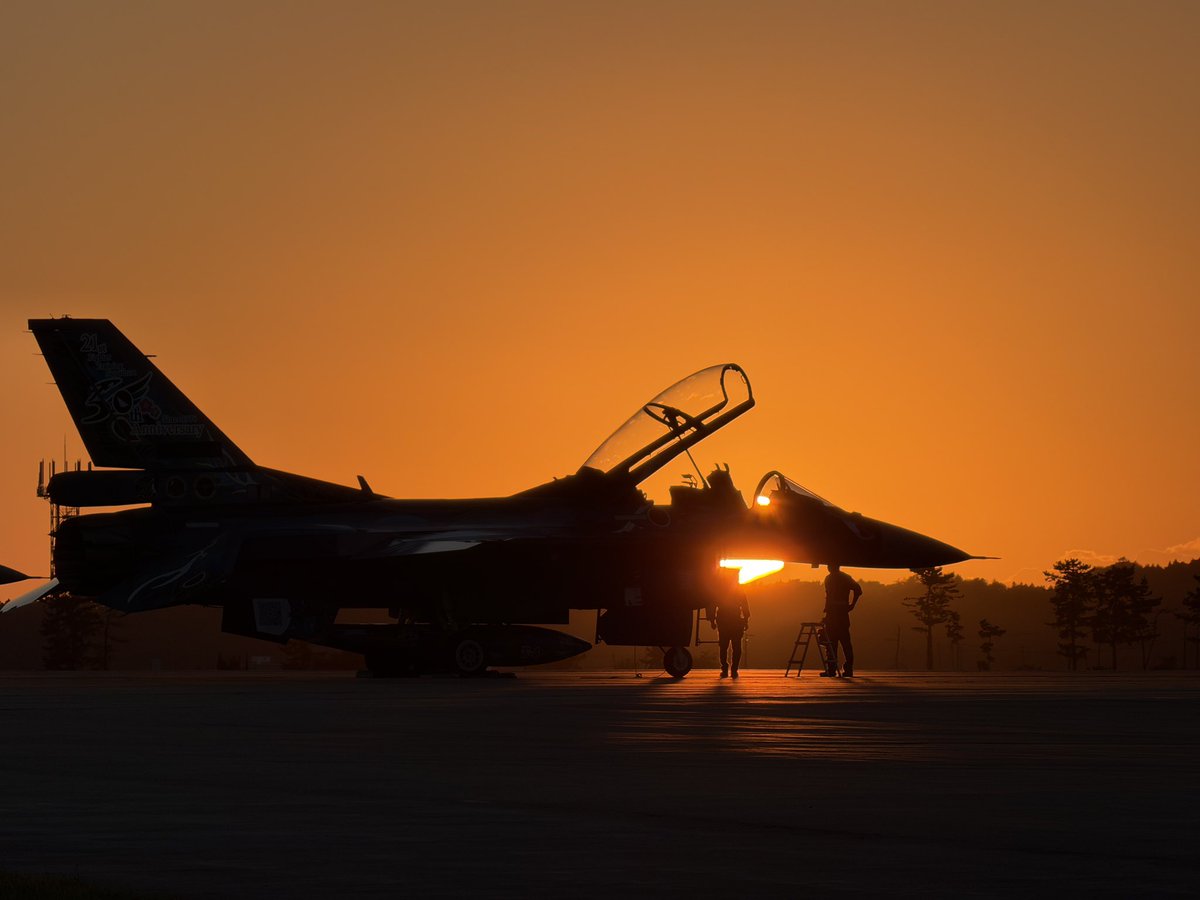 matsushimabase's tweet photo. ２１飛行隊夜間飛行訓練🌃
美しい夕焼けとF-2戦闘機のスマートなシルエット✈️
そしてアフターバーナーの迫力をご覧ください✨
#航空自衛隊 #松島基地 #F2 #戦闘機 #夜間訓練 https://t.co/uxxCnhSfDb