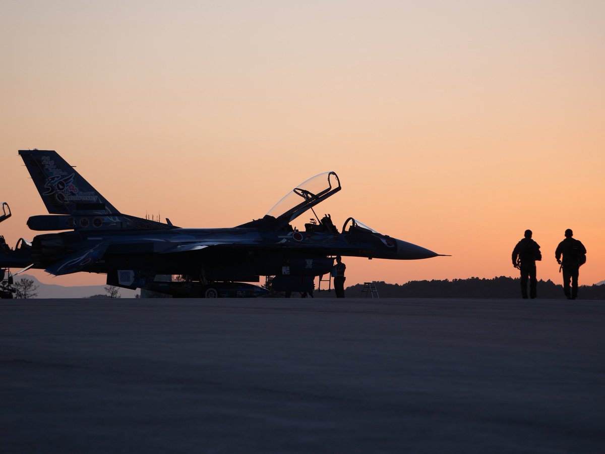 matsushimabase's tweet photo. ２１飛行隊夜間飛行訓練🌃
美しい夕焼けとF-2戦闘機のスマートなシルエット✈️
そしてアフターバーナーの迫力をご覧ください✨
#航空自衛隊 #松島基地 #F2 #戦闘機 #夜間訓練 https://t.co/uxxCnhSfDb