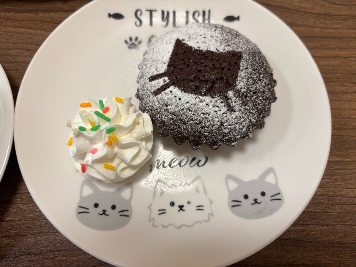 menchikan24's tweet photo. 先々日のお休み
晩ご飯ははらぺこキャットさん
きのこソースのハンバーグ
デザートはチョコブラウニー
めちゃくちゃ美味しい😋
大満足　スペインオムレツも美味しかったです♪ https://t.co/ONbnCo8y2H