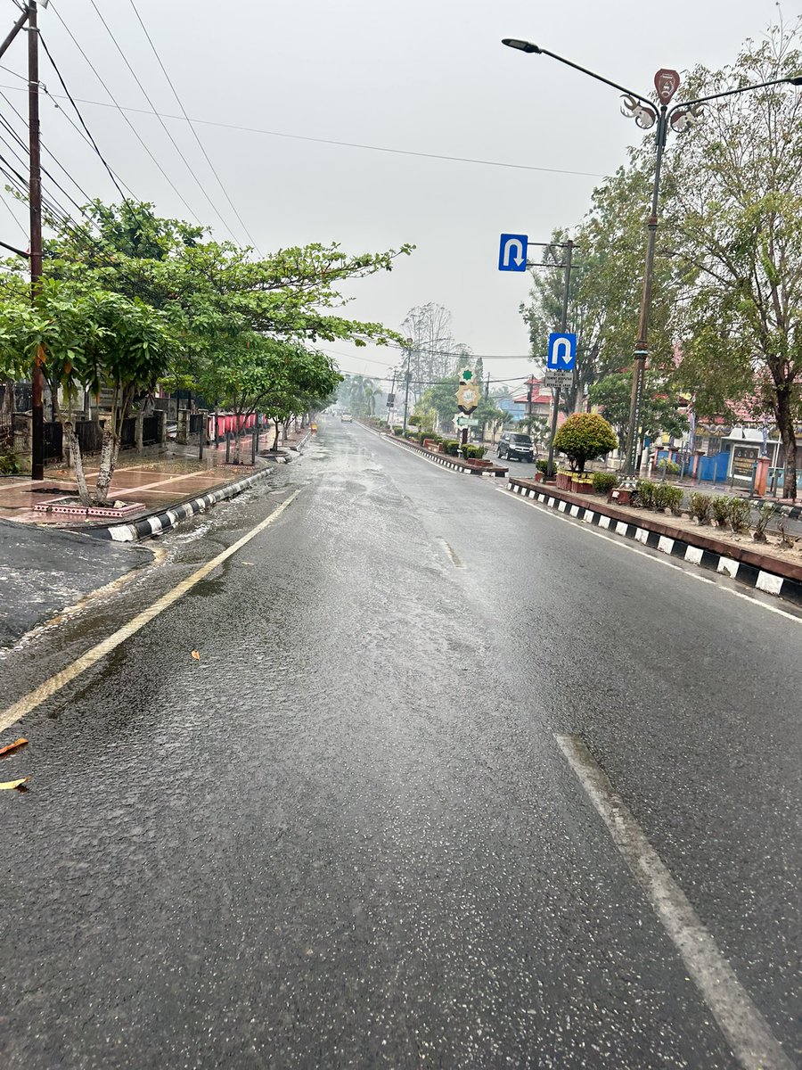 hiddenglamz's tweet photo. setelah hujan tadii, dan ini masih hujan😭🤲🏻. doain terus yaa mantemen supaya hujan nya terus datang biar asapnya hilang🥺 https://t.co/el6bq56sZL