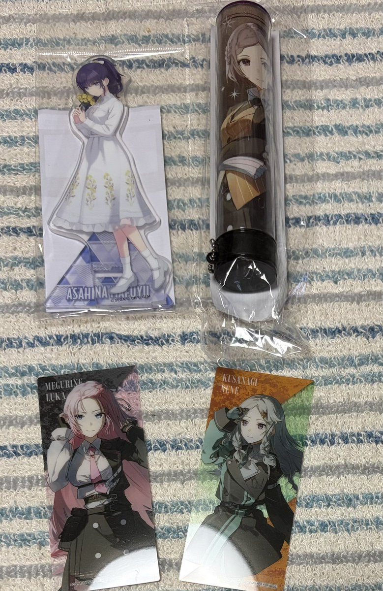 Sasami1025's tweet photo. 感謝祭事後物販とオンライン店舗受け取りのグッズ
絵名のペンラチューブがラス1だったから危なかった https://t.co/aGG8z7FAt1
