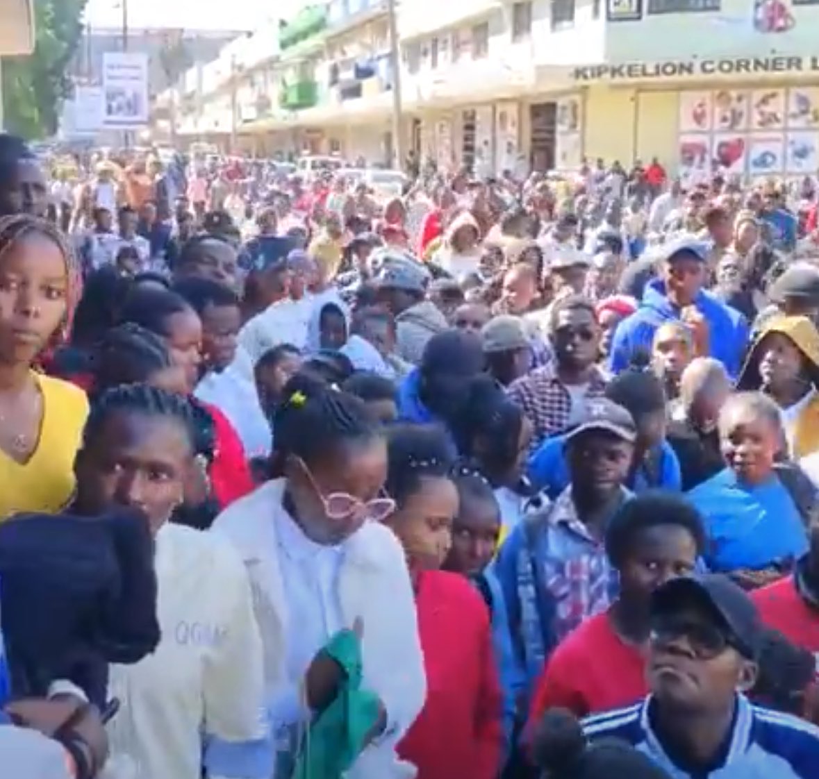 Kibet_bull's tweet photo. My kale people call Kikuyus tribal yet they stormed Wajose in Kericho looking for jobs from a tribal Wajose.

40 positions were needed but 700 plus appeared. I thought Ruto had created jobs in affordable housing? https://t.co/9KXcqSySum