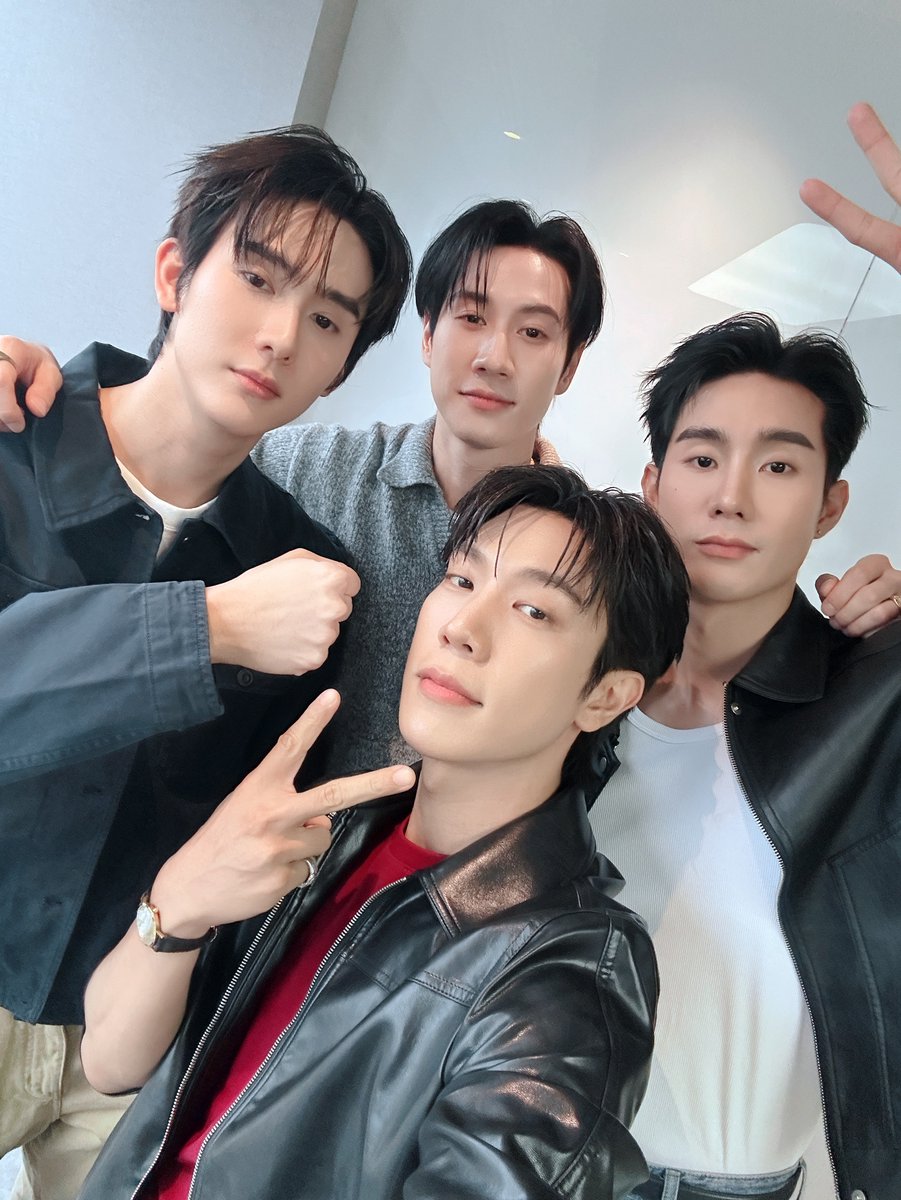 GMMTV's tweet photo. ฝากติดตาม PRESS TOUR ของ ฟอส-บุ๊ค-เกรท-ไบร์ท ในการเดินสายสื่อวันนี้
แล้ววันนี้อย่าลืม! มาเจอกันใน
🔴 LIVE GMMTV 6 PM

[Official Trailer] : https://t.co/MdUKJRWNtI

“หงเสนคลุกฝุ่น Lovers & Gangsters” 🤜🏻❤️‍🔥🤛🏻
ทุกวันศุกร์ เวลา 20:30 น. ดูทีวี ช่องวัน31
ดูย้อนหลัง แอป oneD ที่เดียว เวลา 21:30 น.
เริ่ม 30 ตุลาคมนี้

#LoversAndGangsters
#GMMTV
@fforcejs @kasibook @MisterGrtsp @brightrpp_