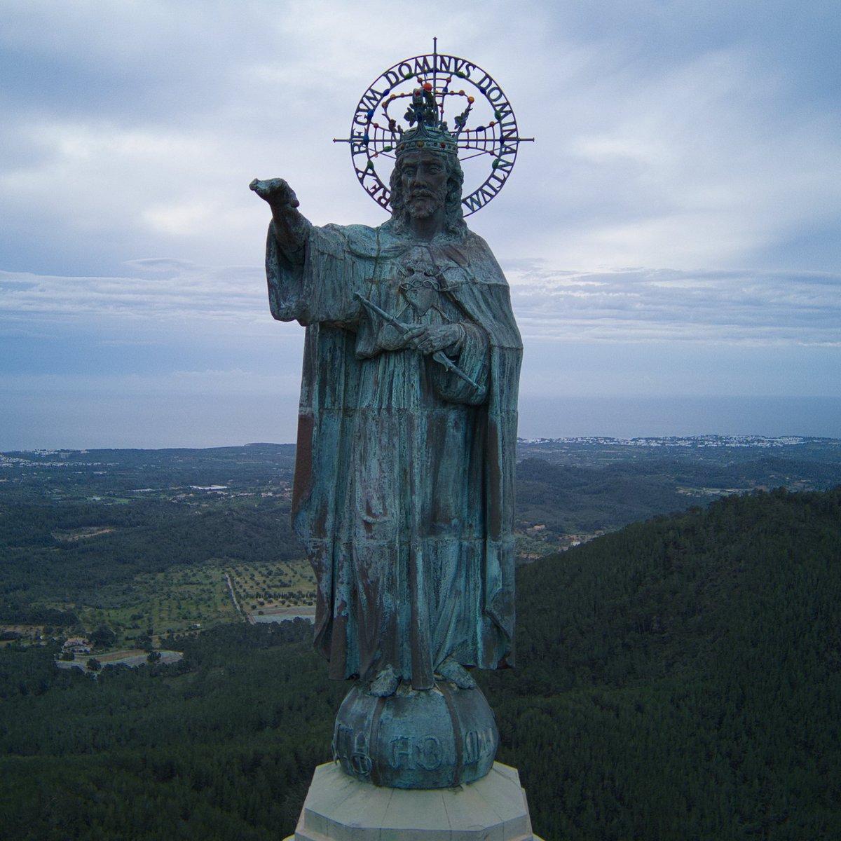 eldebate_com's tweet photo. 💢✝️ Sánchez estudia derribar un Cristo erigido en la Segunda República alegando la Ley de Memoria

Lo catalogan como una representación «falangista», a pesar de que la estatua fue bendecida e inaugurada durante el periodo republicano

Sigue leyendo: https://t.co/D7S2tizrQE https://t.co/WOceo9Quki