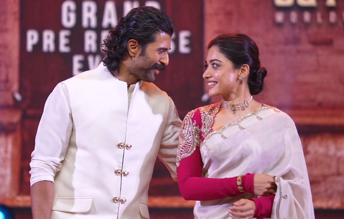 UrsDandaveni's tweet photo. భద్రమల్లన్న తాత సాచ్చిగా చెబుతున్న సామీ.... 
రణబాలి... ఘన విజయం ఖరారైంది.
ప్రతి గింజ మీద వాళ్ల వాళ్ల పేరు రాసిపెట్టి ఉన్నట్లు.... 
రణబాలి కథపై విజయ్, రష్మికల పేరు రాసేశాడు భద్రమల్లన్న తాత...
@TheDeverakonda @iamRashmika @RanabaaliFilm https://t.co/bxmhfFM2Up