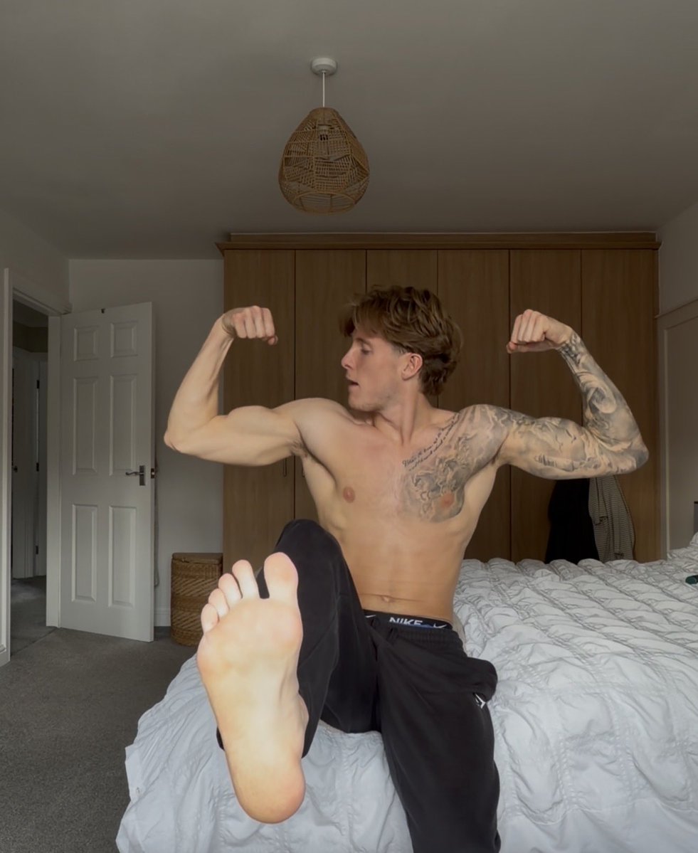 Walletowner's tweet photo. FTF😈

Socks on or off ?

DMs open all day subs🙇‍♂️ https://t.co/RPJtxDfnYa