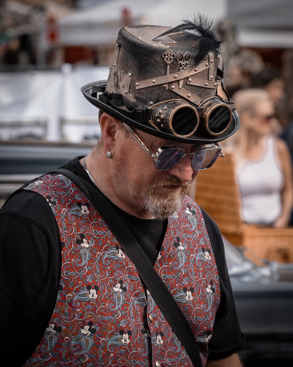 KrzysztofNiew13's tweet photo. Luźny akcent Steam punk :) #street_photography #KingsCross #vintagecarbootsalekingscross #vintagehair #vintagestyles #vintagesty #vintagestyleclothing #vintagestyle📷 #vintagestylephotography #vintagecar #vintagecars #vintagedress #vintageclothes #travelphotography #VintageFinds https://t.co/Fb61nLKeUB