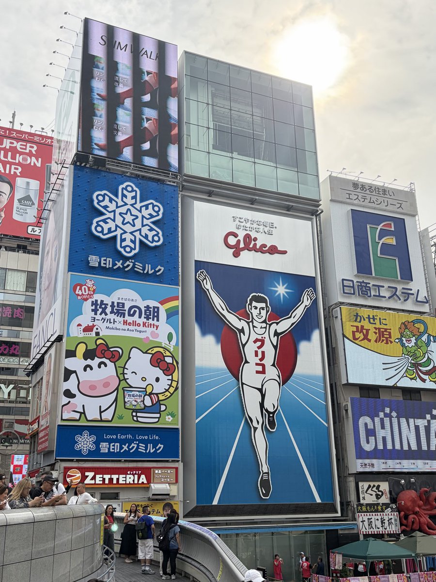 Eno_lefty's tweet photo. 情報交換と言う打合せで大阪へ
いやいや、元気な街😁懐かしい
このグリコの看板もそろそろ見納めですね

#大阪
#グリコ
#くいだおれ https://t.co/93JlS4PXhS