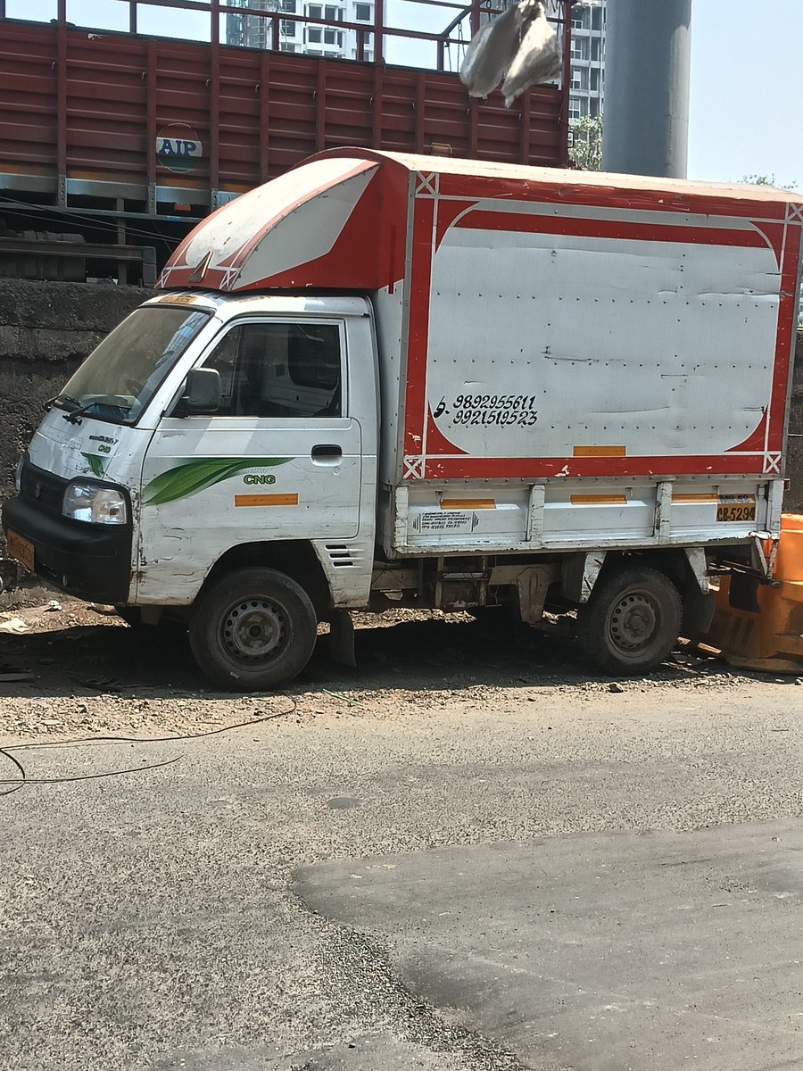 MastNewsIndia's tweet photo. मुंबईतील रस्ते की गुंडागर्दीचा अड्डा?
जोगेश्वरी पोलीस स्टेशन ते चाचा नगर सर्विस रोडवर नालासोपारा येथील टेम्पोमालकाकडून बेकायदेशीर आणि दादागिरीने गाड्यांचे पार्किंग (उदा. MH-48 CB-5294) केले जात आहे. स्थानिक रहिवाशांना नाहक मनस्ताप सहन करावा लागत आहे.
��ा अनधिकृत गाड्यांच्या https://t.co/35m5BdYyki