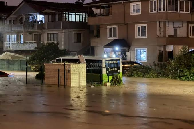 CivilMovement's tweet photo. 🌧️ Türkiye | Flood Emergency Update
Severe rainfall has caused flooding across Istanbul and Kocaeli. Authorities report 3 fatalities and 6 people missing. In Istanbul, 3,055 people have been rescued and 9,185 food-aid items distributed. 

#Türkiye #FloodResponse #HumanitarianAid https://t.co/SN3R1ZNKgw