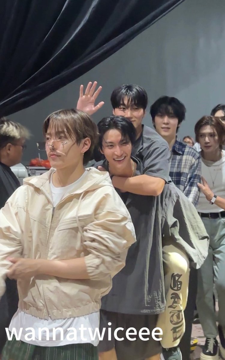 hwarsdi's tweet photo. ปากบอกว่าภาระแต่ยิ้มหน้าชื่นแบกภาระยามาแต่ไกล https://t.co/SUYsQmDH1A