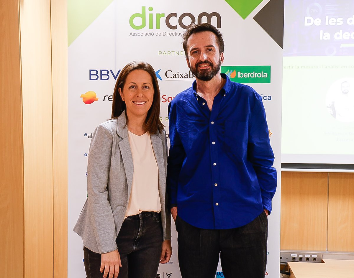 Dircomcat's tweet photo. 🎙️ Bon dia i benvinguts! Comencem la sessió "De les dades al coneixement" amb Jesús Bélmez, Intelligence Director d’@acceso.

Avui llegirem les dades d'un informe en directe: què ens diuen, què no ens diuen i quines preguntes ens hem de fer per convertir les xifres en decisions.

#DircomCat #Dades #Comunicació