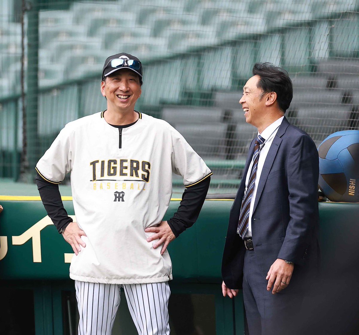 dailytigers2026's tweet photo. 監督はじめ選手たちに重い空気はありません！ https://t.co/nNPCqDGJtH
