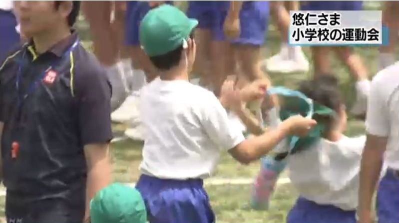 471KhRYzqE55667's tweet photo. ＞女の子の髪の毛を乱暴に引っ張り回しておられた。
水筒強奪未遂の画像はありました。 そのとき、女の子の髪までひっぱっていますね。
＞後ろから無理矢理水筒を引っ張てる

girlschannel https://t.co/CLheX7PvVb