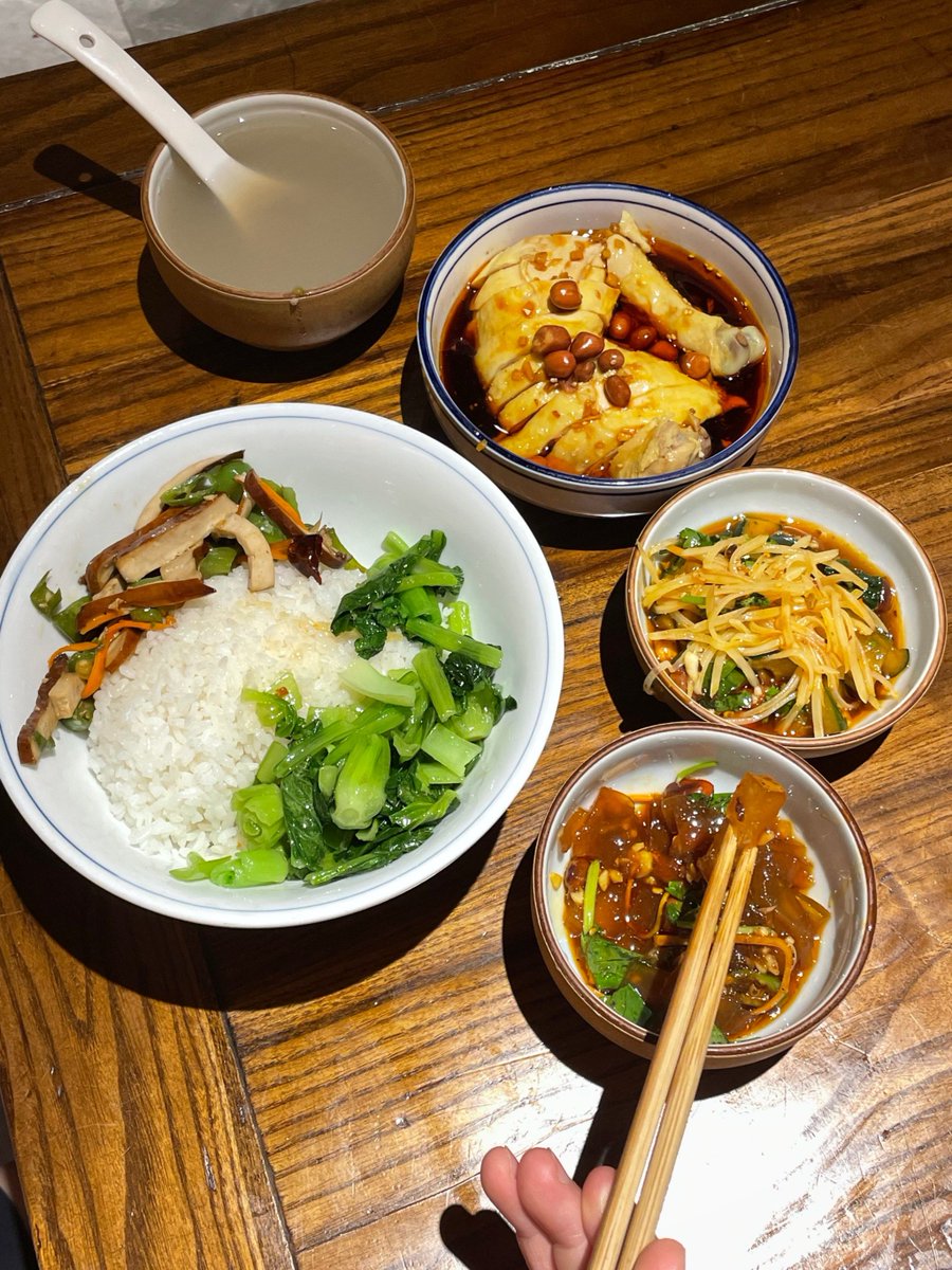 Ddddwwwrrr's tweet photo. [坊孔饭]が香る、心温まる食事のひととき。街の小さな食堂で生まれる特別な味。 https://t.co/YPP2eqBWwR