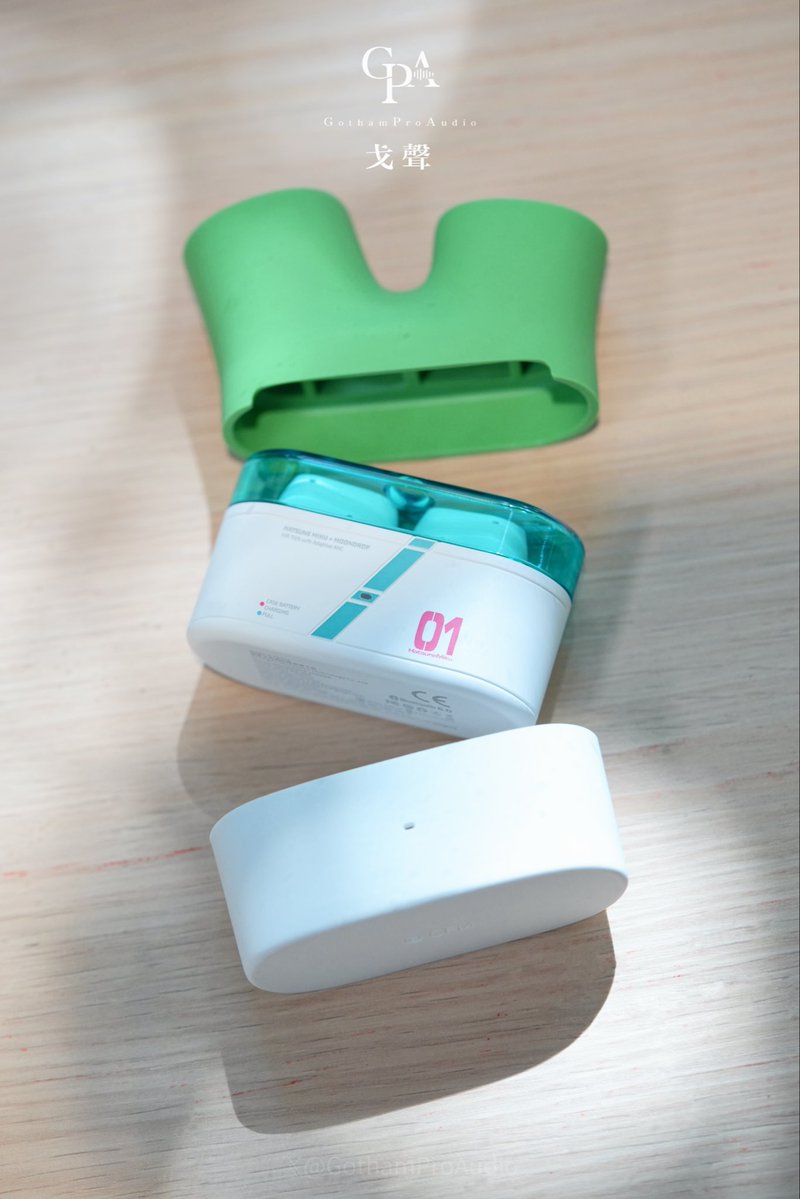 GothamProAudio's tweet photo. 【新製品速報】初音ミク × MOONDROP（水月雨）｜MIRAGE 海市蜃楼 🎧💚

「始まりの音が、未来へ響く。」

初音ミクとMOONDROPがコラボレーション。名作イラスト「初音ミク V3」のビジュアルを再現した、特別な完全ワイヤレスイヤホンが登場！

ミクを象徴するブルーグリーンを基調に、専用の「01」ナンバーと繊細なレーザー模様をあしらった特別デザイン。ネギをモチーフにしたキュートな専用ケースや、初音ミクのオリジナル音声ガイダンスも搭載。いつもの音楽時間に、ミクと一緒にいるような楽しさを届けます。

音質面では、ナノチタン結晶ドーム・異種ダンピング振動板を採用した10mmダイナミックドライバーを搭載。リアルタイム演算によるノイズキャンセリングとマルチマイクによる自然な外音取り込みで、サウンドも使い心地も妥協しません。

MIRAGE 海市蜃楼——ミクとあなたをつなぐ、次元を超えた音の出会い。🎶

#初音ミク #HatsuneMiku #MOONDROP #水月雨 #MIRAGE #海市蜃楼 #TWS #完全ワイヤレスイヤホン #ポタオデ #HiFi