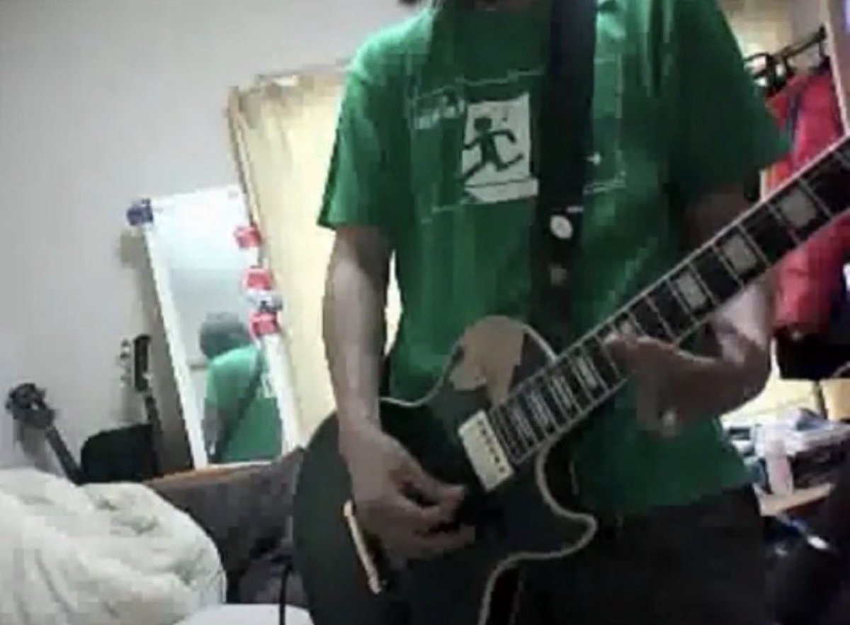 lurolm's tweet photo. 昔のシノダ先生ほんまに部屋汚い https://t.co/spB92zRLEC