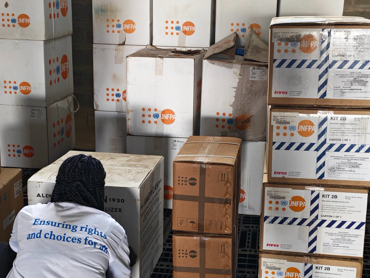 UNFPAEthiopia's tweet photo. 📦 4.3 metric tons of life-saving supplies just arrived in #Mekelle, #Tigray.
Emergency reproductive health kits, dignity kits, portable ultrasounds, resuscitators &amp; more, heading to frontline facilities within days.

Millions of people are in need. This is only a start. https://t.co/m4Sx6QuRBA