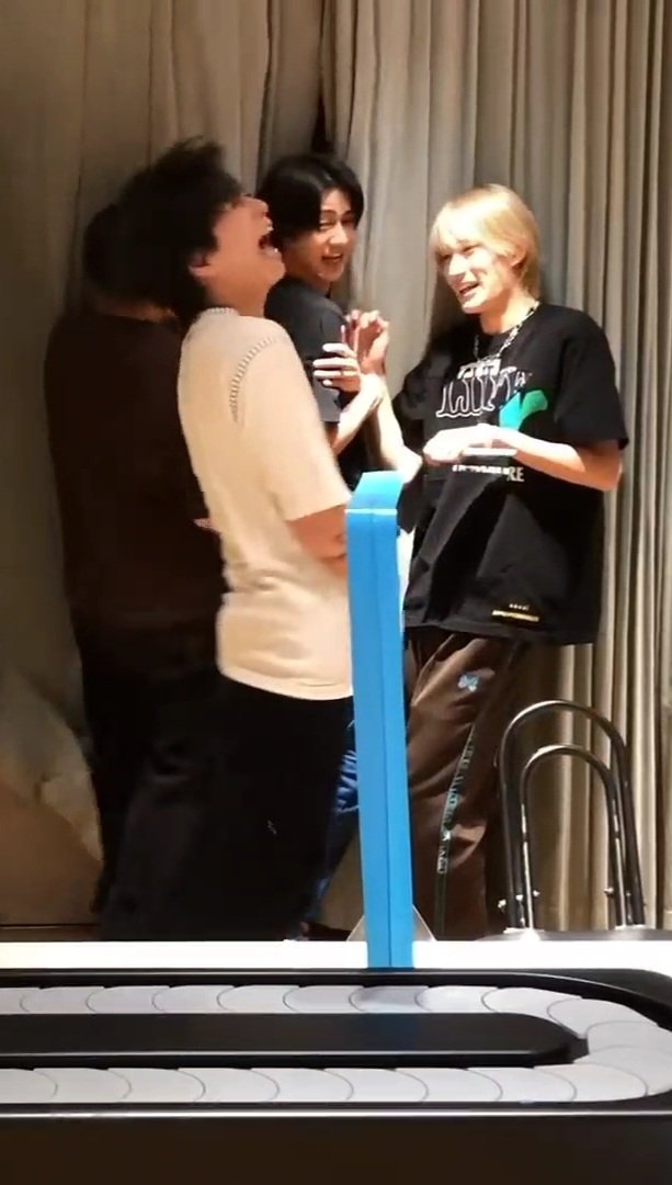 trn_129's tweet photo. 自分がケツバットされる訳じゃないのに少しでも隠れようとする柔太朗、あまりにもキュート https://t.co/lH3RjlKfGV