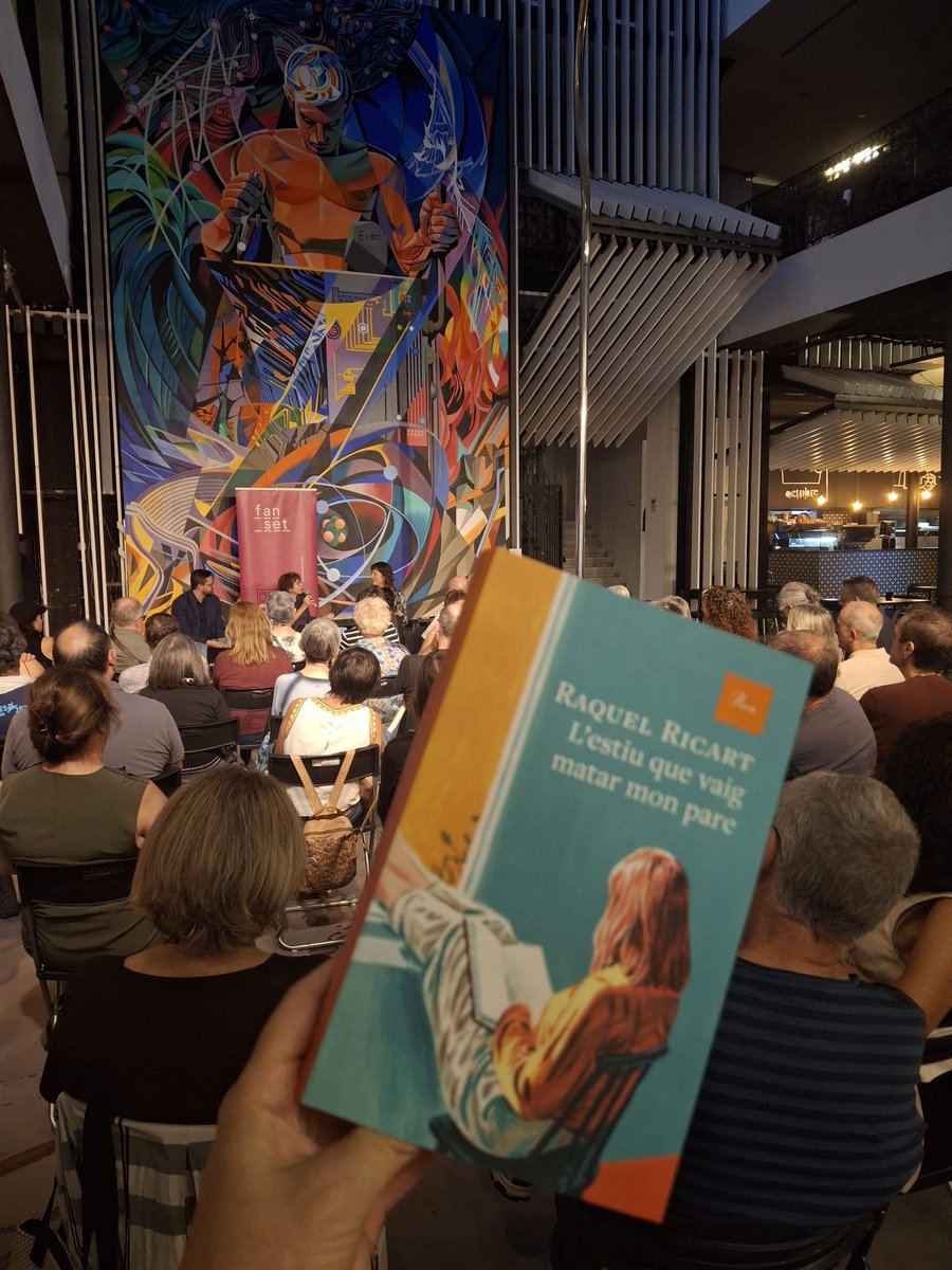Ed_proa's tweet photo. Espectacular presentació de "L'estiu que vaig matar mon pare" de @RaquelRicart1 ahir a la llibreria @fan_set_ La conversa amb Núria Cadenes va transportar el públic al món de la família Argall. Paraules clau: ordit, secret, Trueta, llibretes, trementinaires, llengua i astràgal. https://t.co/lPW0XKdCGc