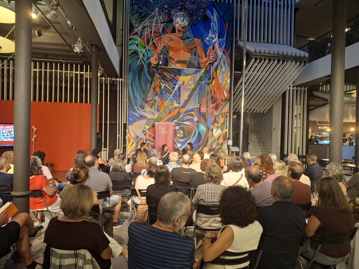 Ed_proa's tweet photo. Espectacular presentació de "L'estiu que vaig matar mon pare" de @RaquelRicart1 ahir a la llibreria @fan_set_ La conversa amb Núria Cadenes va transportar el públic al món de la família Argall. Paraules clau: ordit, secret, Trueta, llibretes, trementinaires, llengua i astràgal. https://t.co/lPW0XKdCGc